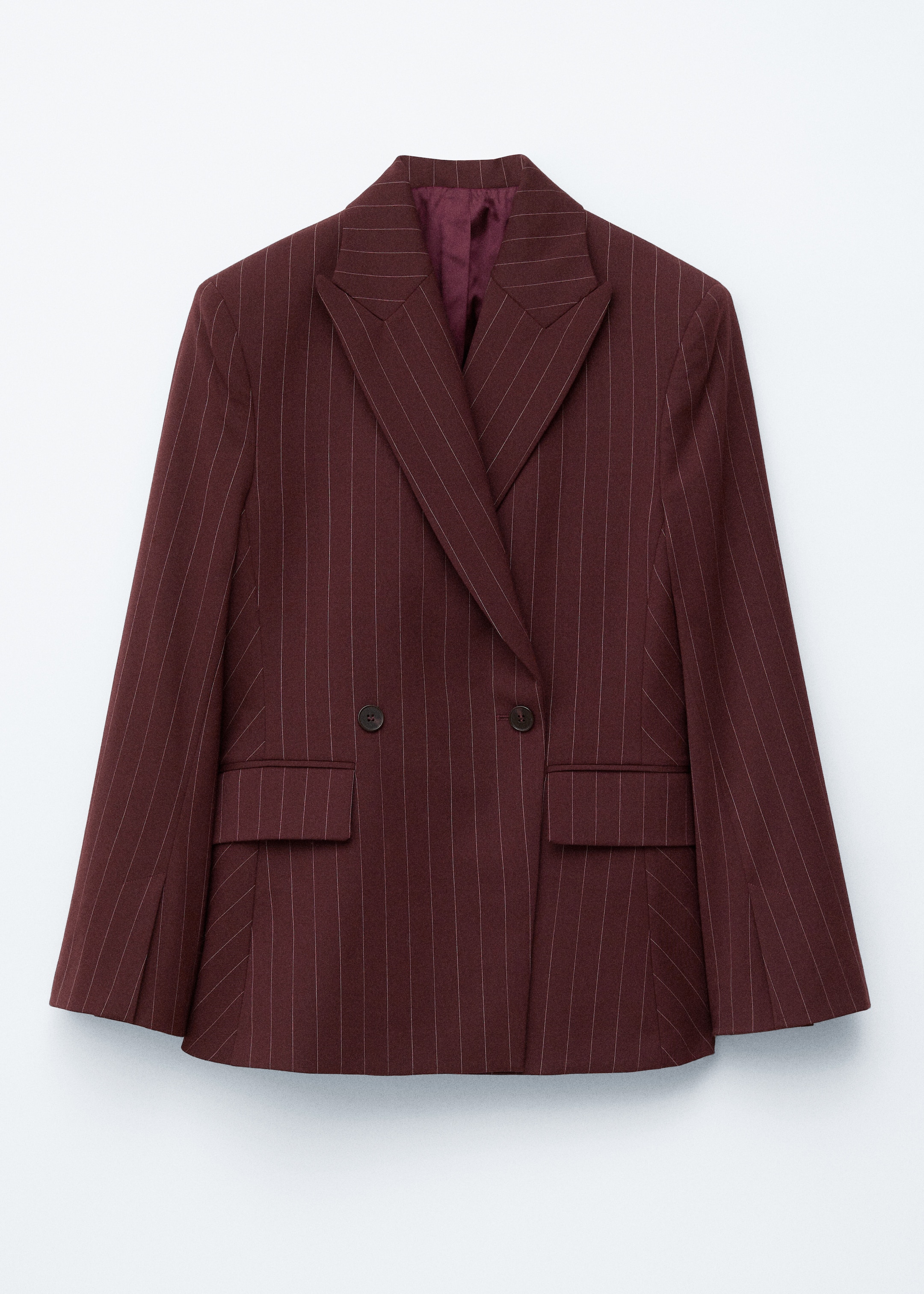 Grotere afbeelding bekijken: Een donkerrode, gestreepte double-breasted blazer met piek-revers, een double-breasted knoopsluiting met twee zichtbare donkere knopen en twee voorflapzakken.