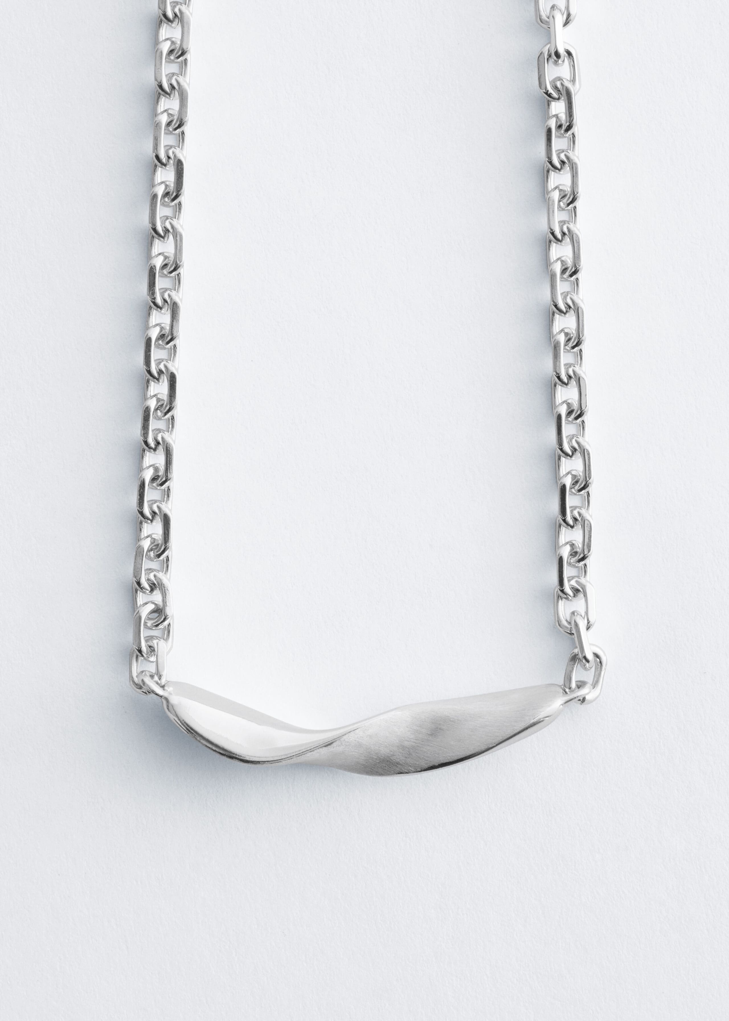 Twist-Detail Chain Necklace - {{variantName}} - Descriptive Detail