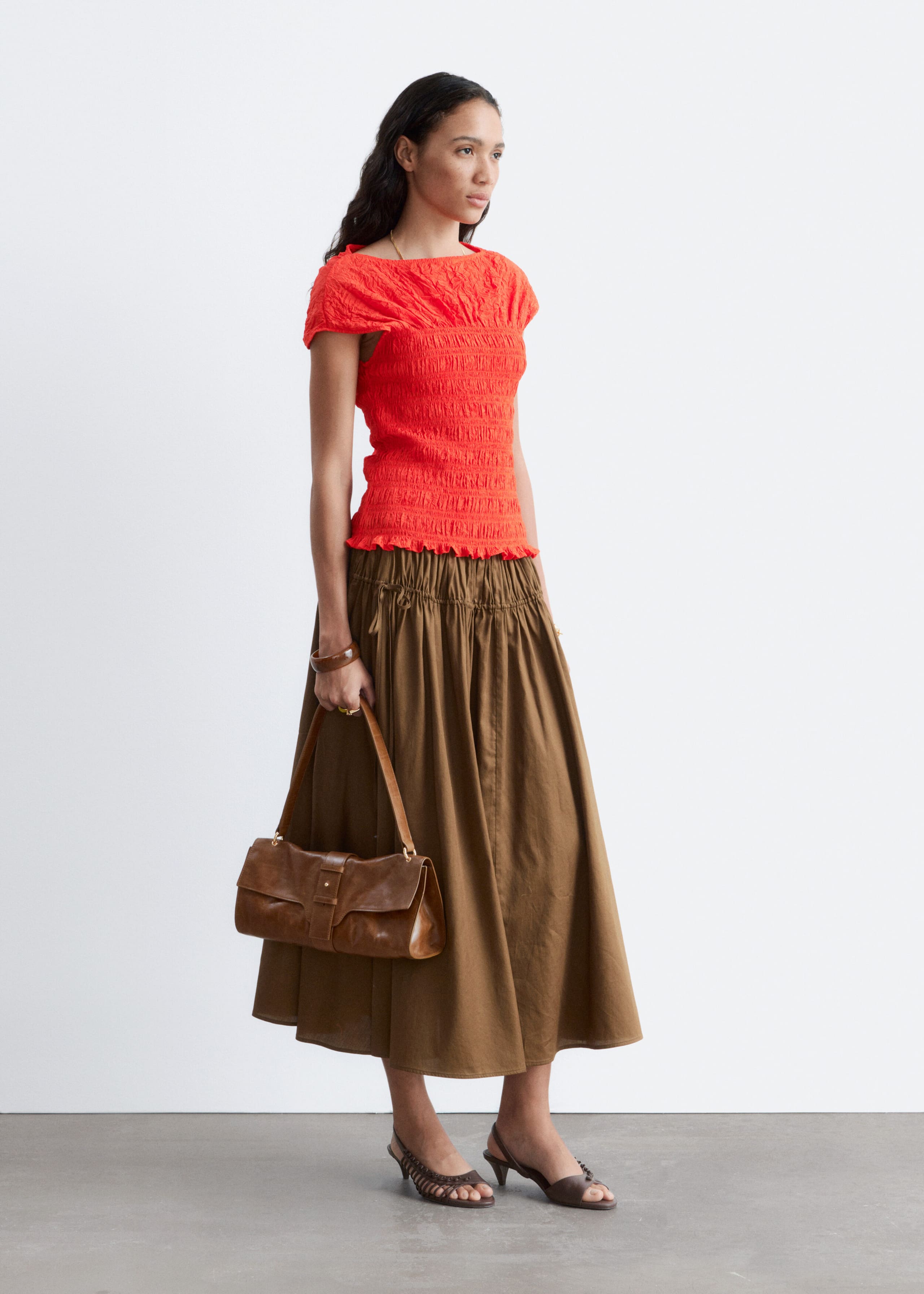 Gesmoktes Oberteil mit U-Boot-Ausschnitt - Beige/Gestreift - Lookbook