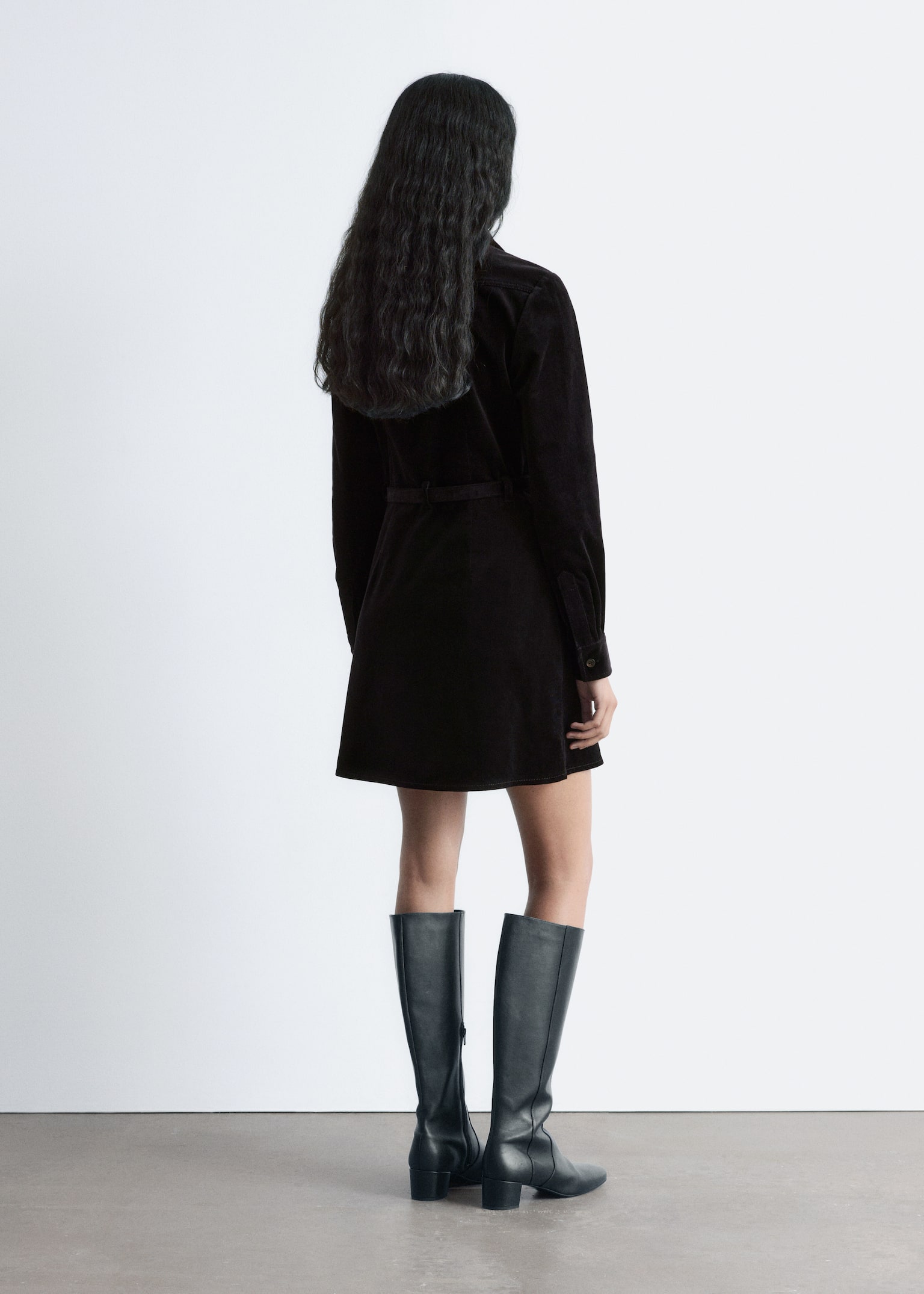 Mini-jurk van fluweel met riem - Zwart - 4