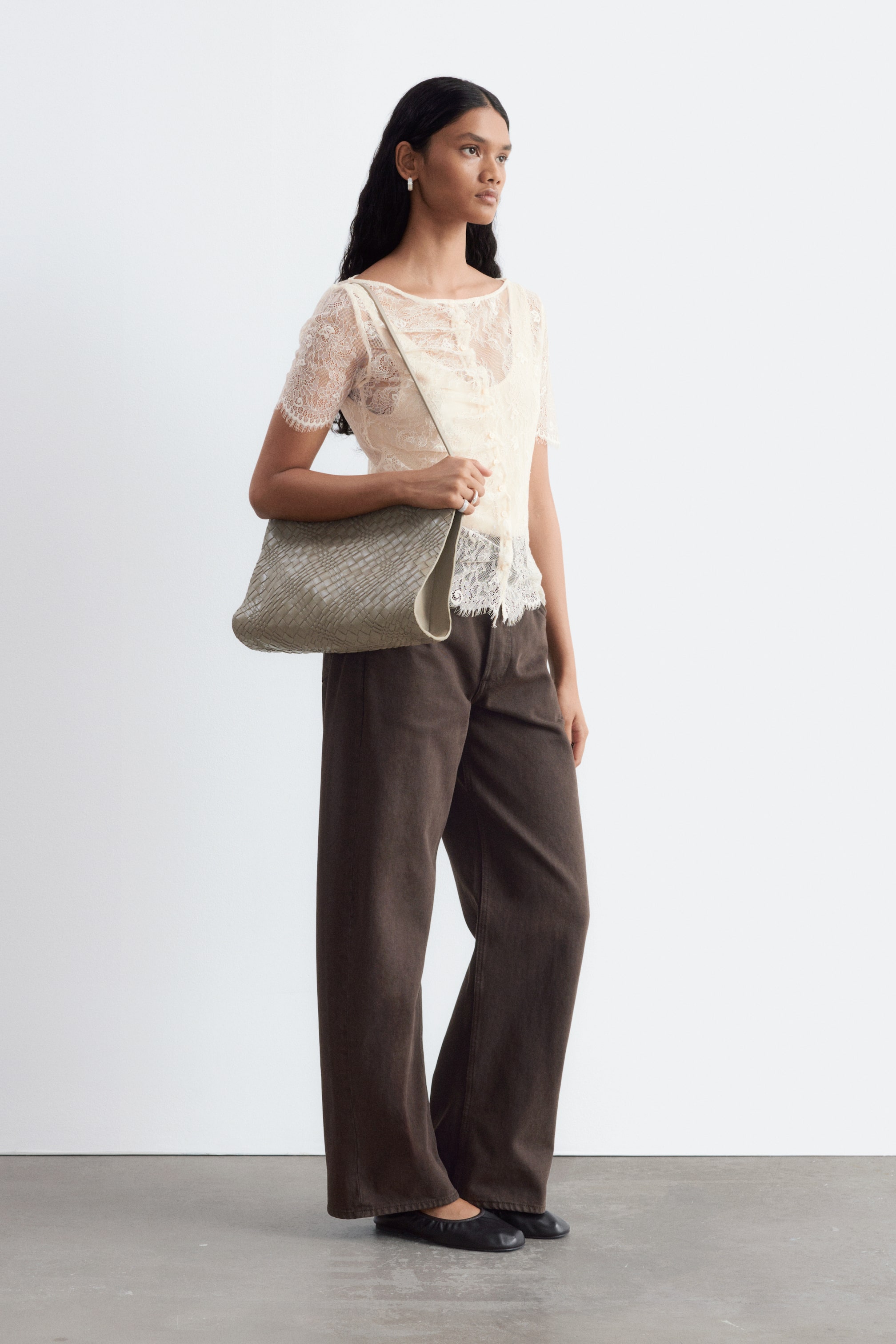 Näytä suurempi kuva: Nahkapunospintainen crossbody-laukku - Harmaanruskea - NAISET | H&M FI 1