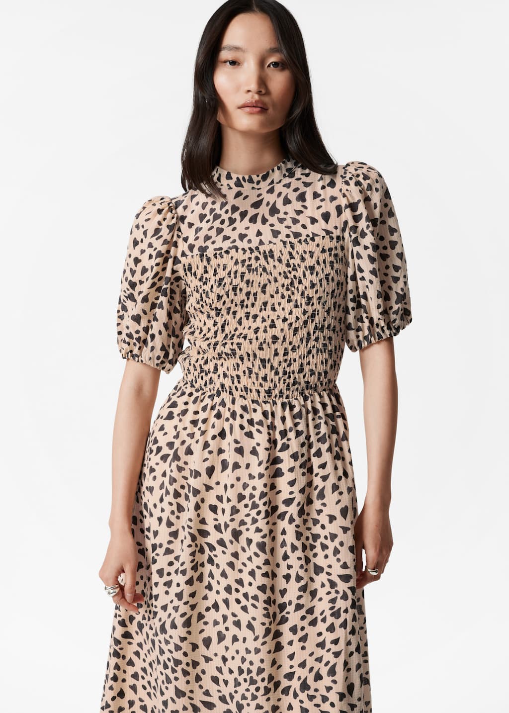 Vestido midi fruncido con mangas abullonadas - Estampado de corazones beige - Lookbook