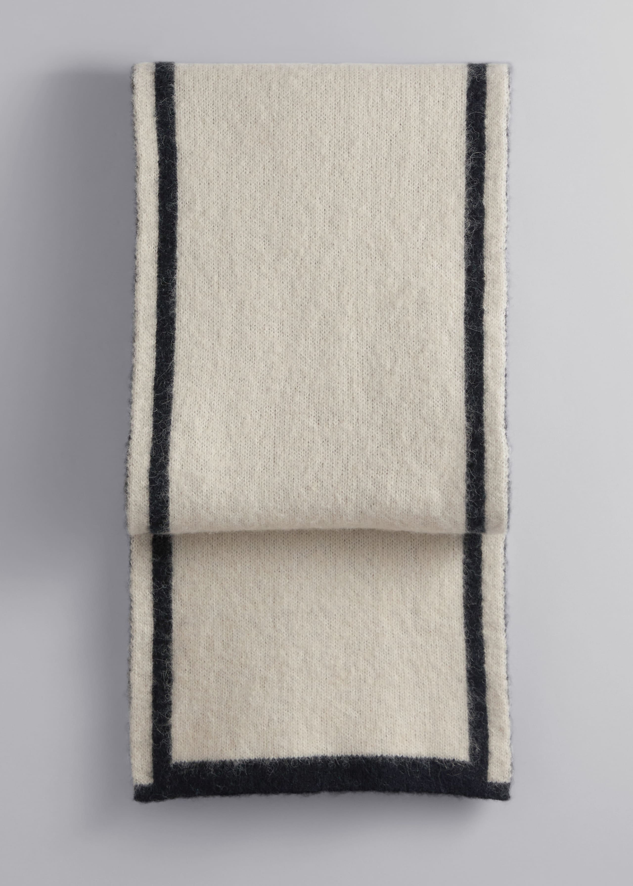 Zweifarbiger Strickschal - Beige/Schwarz - Stillleben