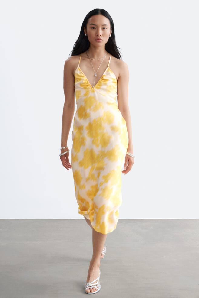 Halflange satijnen slipdress - Geel/Roze bloemen/Blauw patroon/Zwart/gebloemd/Lichtblauw/bloemenprint/Donkerbruin/stippen - 1