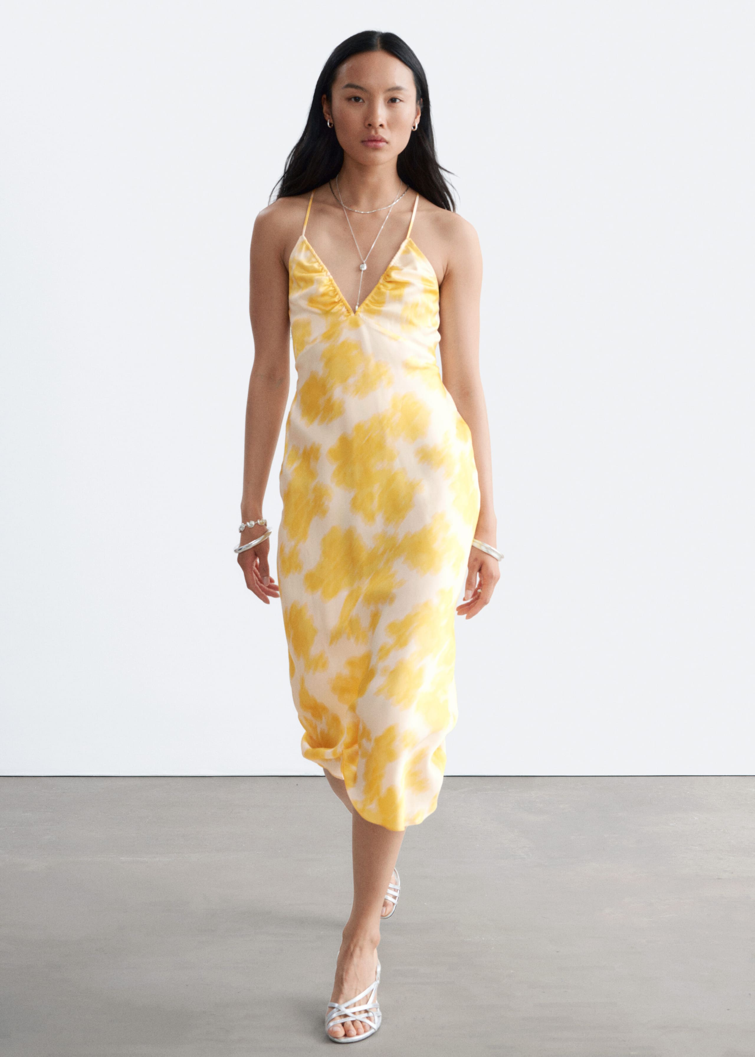 Robe combinaison midi en satin - Jaune - Lookbook