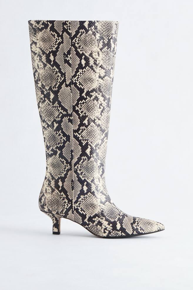 Bottes hauteur genou en cuir à petits talons - Motif serpent beige clair - 1