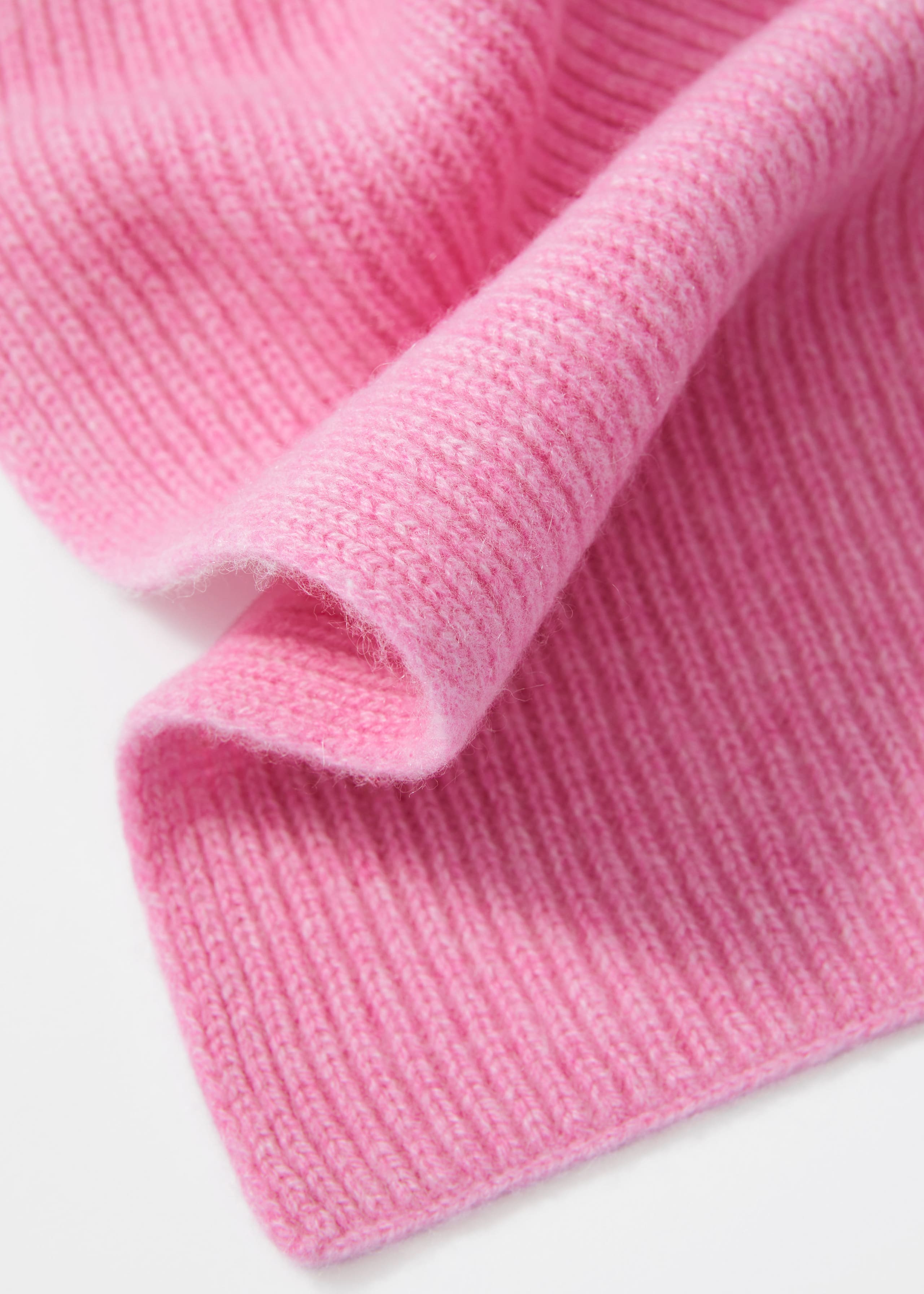 Cashmere Knit Scarf - {{variantName}} - Descriptive Detail
