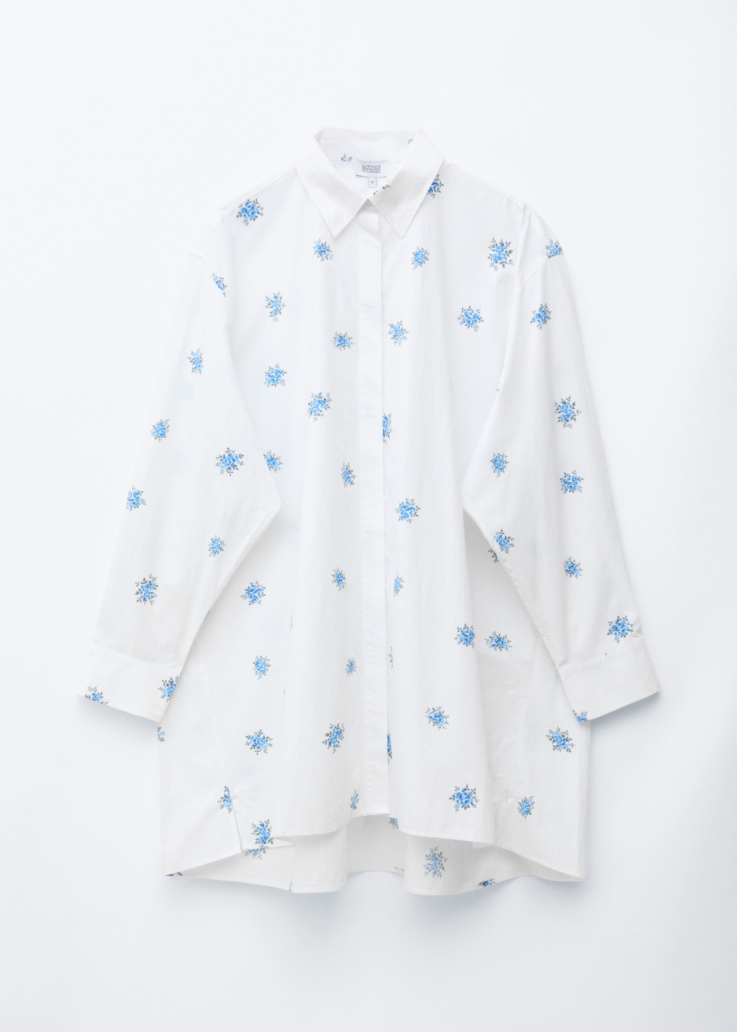 Oversized miniklänning i skjortmodell – Vit/blåblommig – stilleben