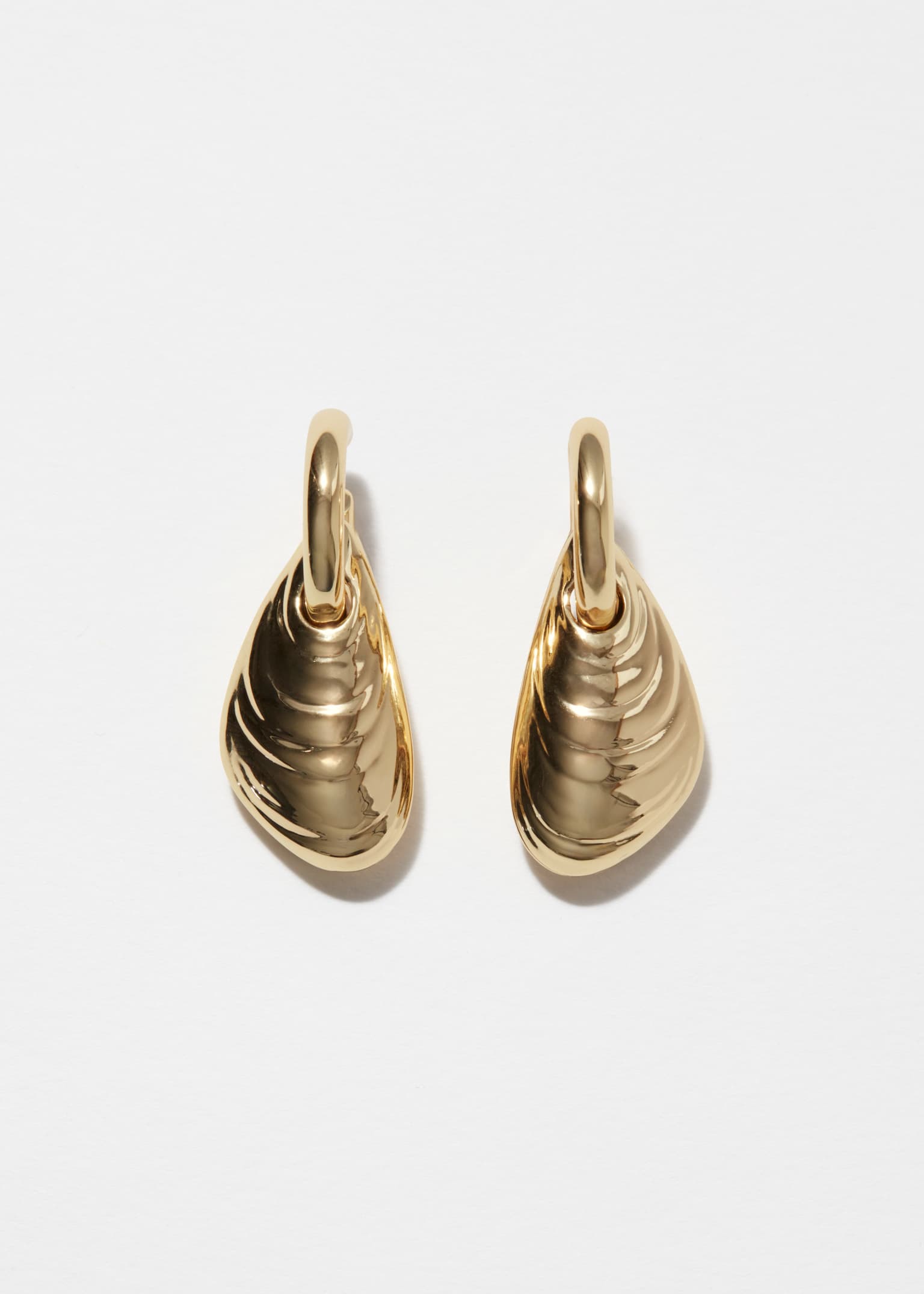 Hoop-Ohrringe mit Anhängern - Gold