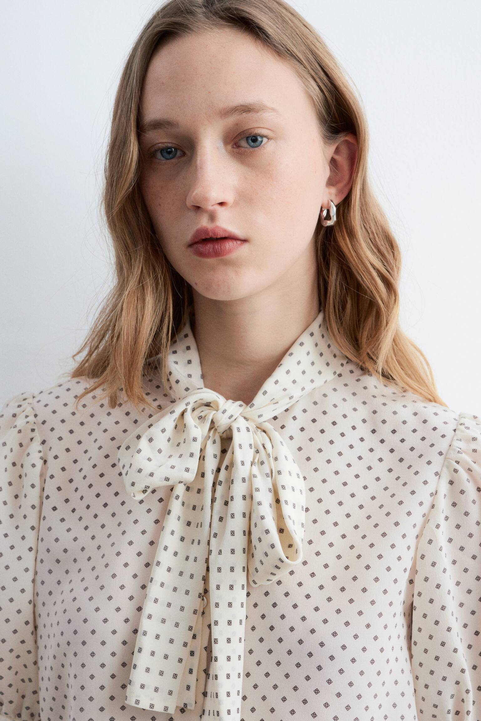 Camicetta in seta stampata annodata sul collo - Bianco/Motivo - 7