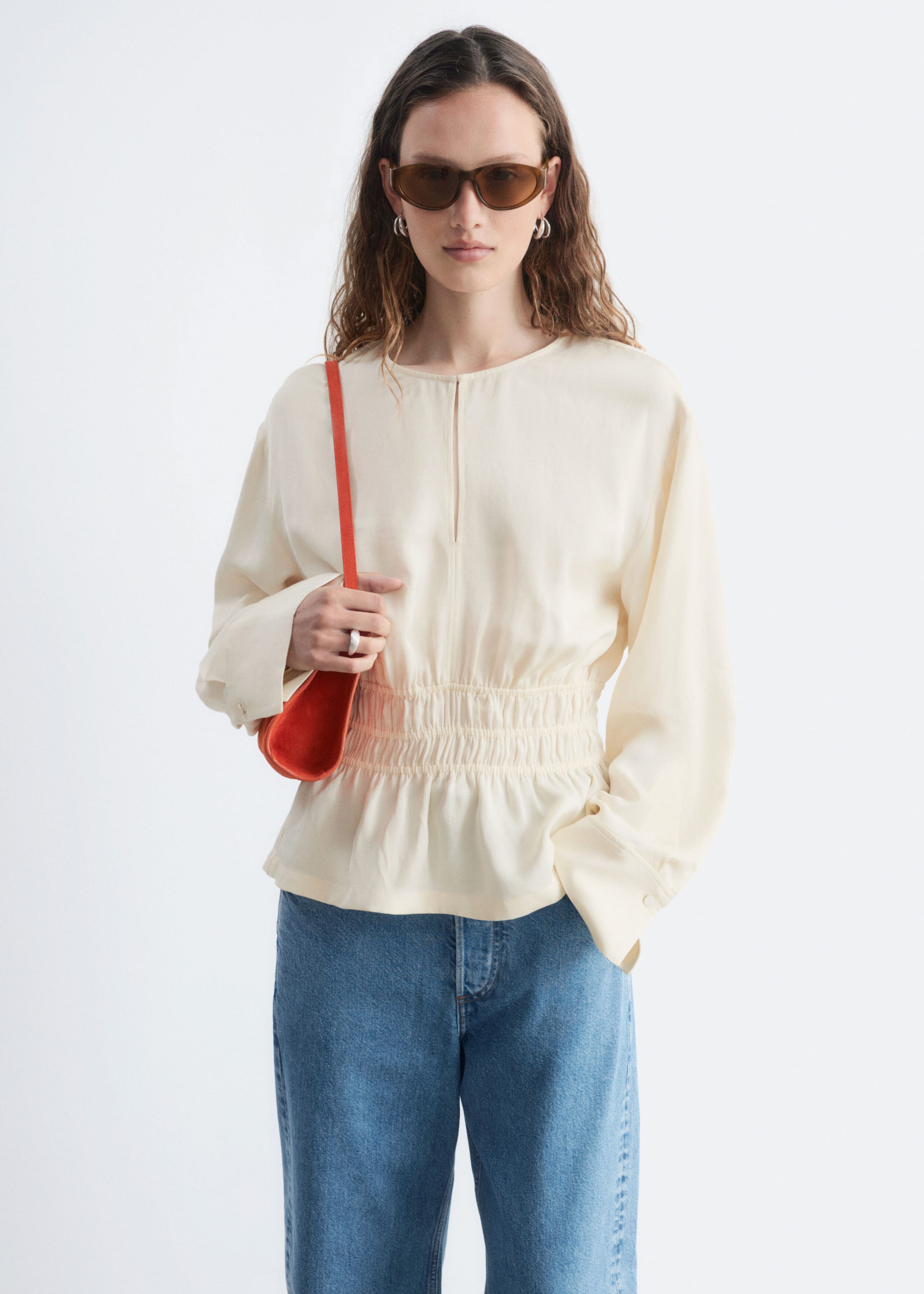Linneblus med smockad midja – Svart – lookbook