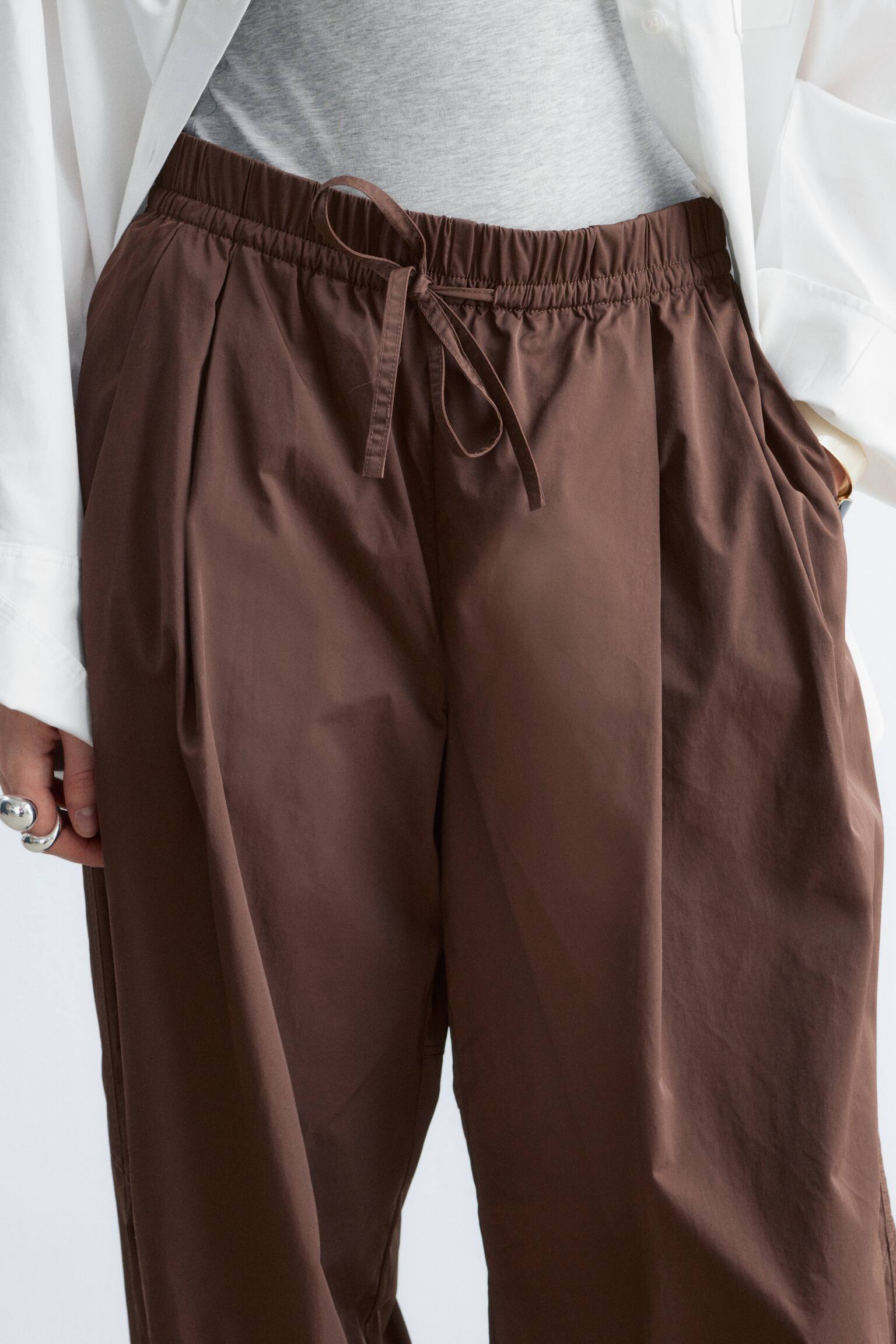 מכנסיים בגזרת Barrel עם שרוך קשירה - חום כהה/שחור - 3