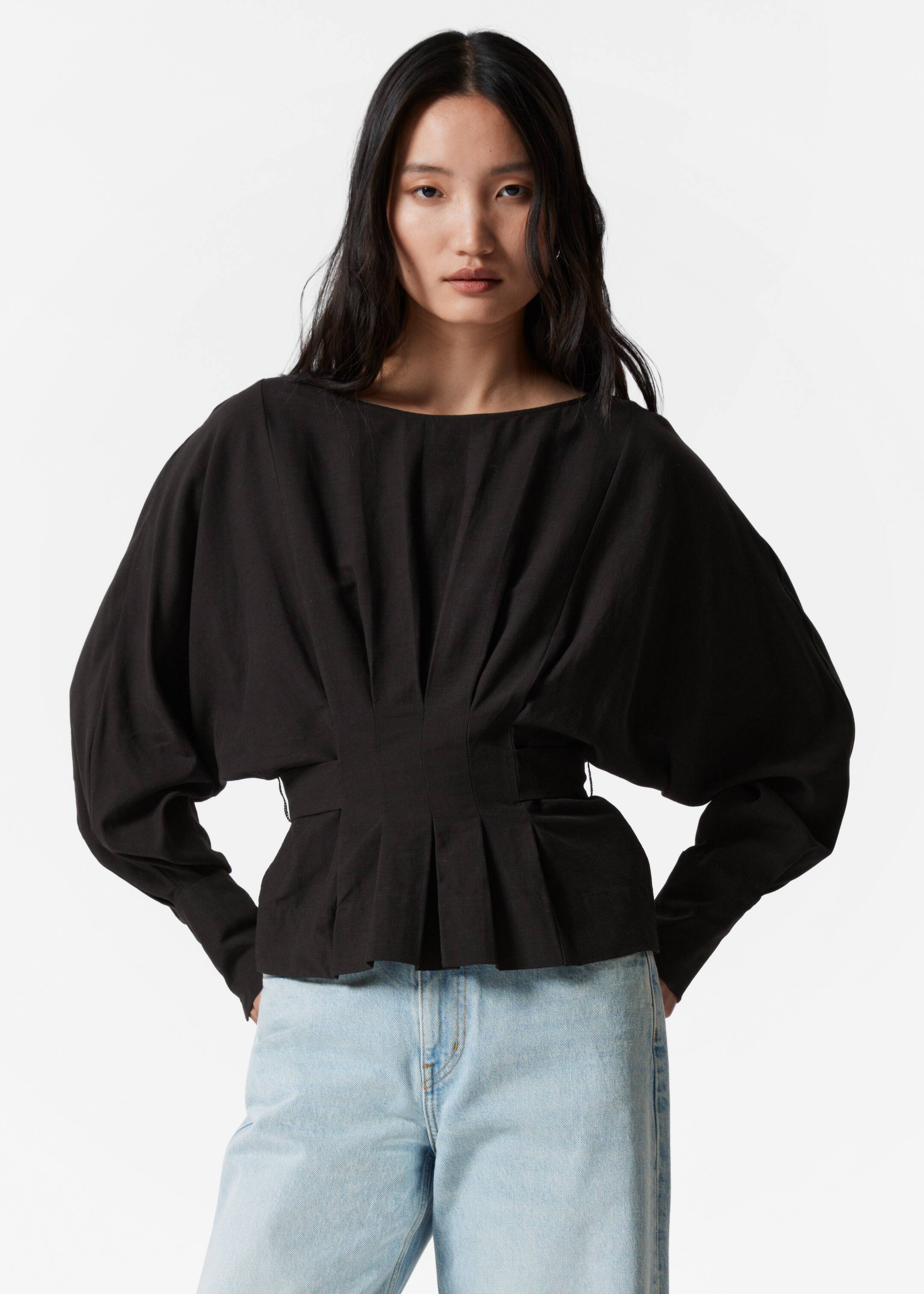 Größeres Bild ansehen: Plissierte Bluse mit U-Boot-Ausschnitt - Schwarz - Ladies | H&M DE 1