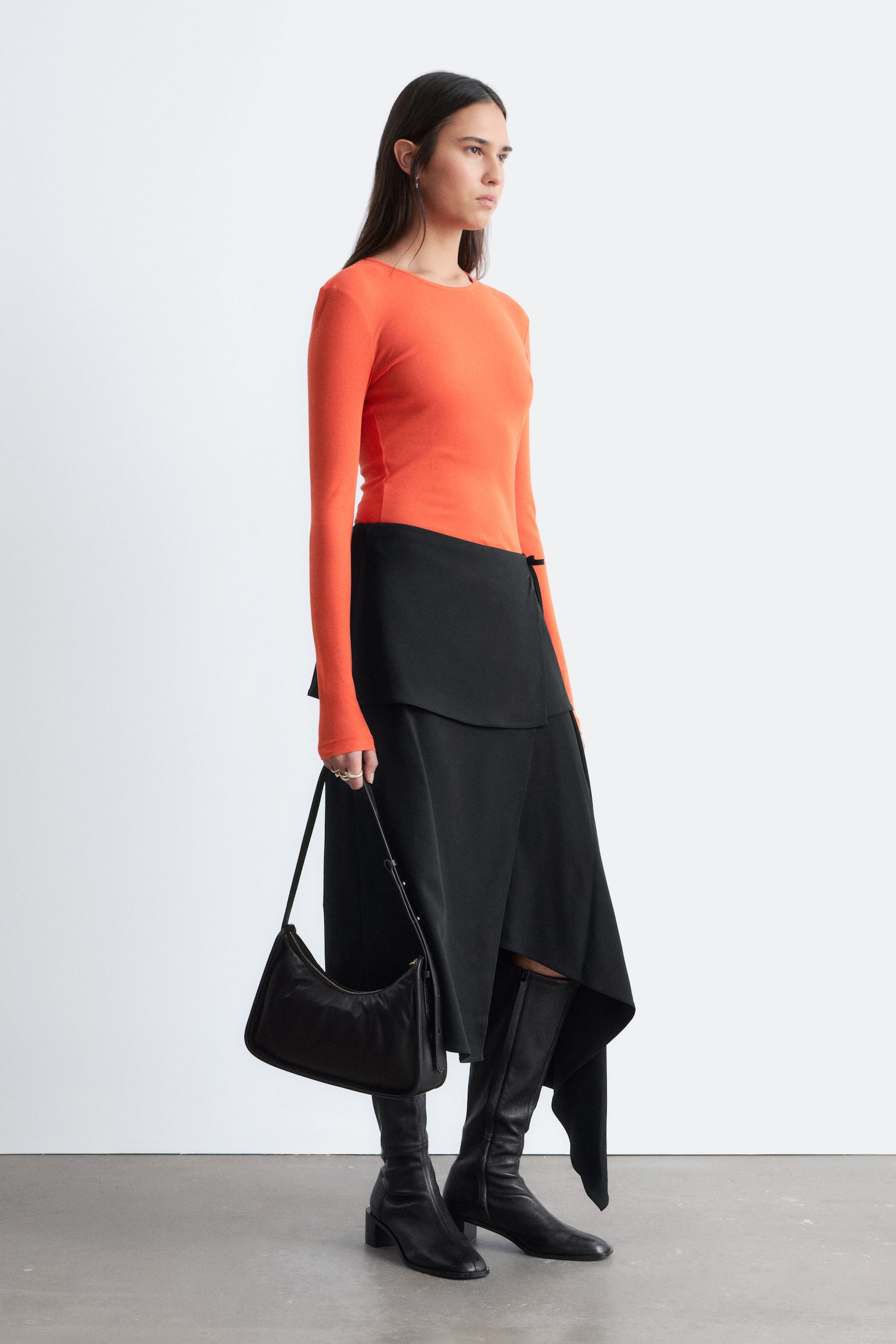 Asymmetrisk midikjol med omlott - Svart - 6