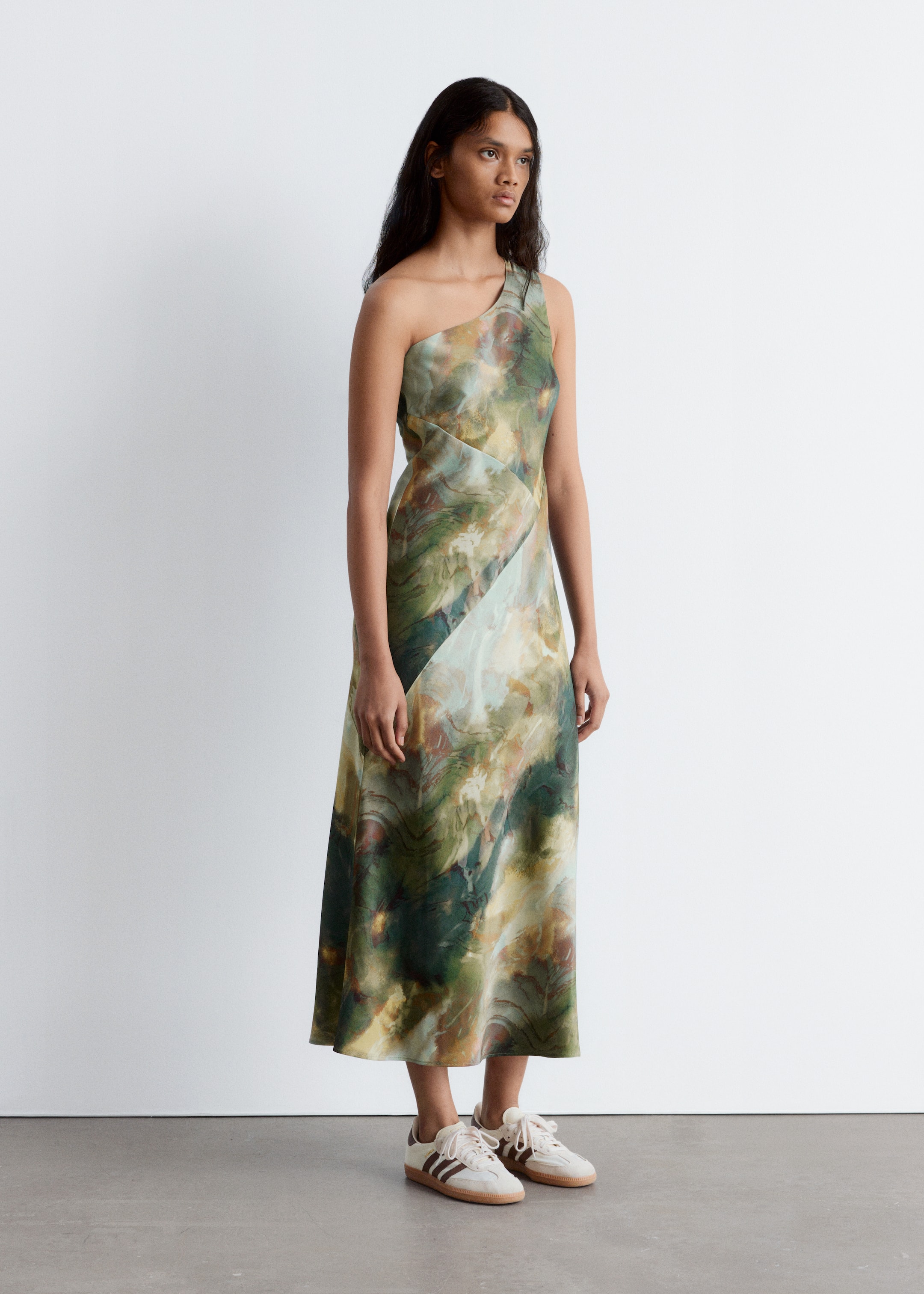 Visa större bild: Midilång one shoulder-klänning i satin - Abstrakt mönster - DAM | H&M SE 4