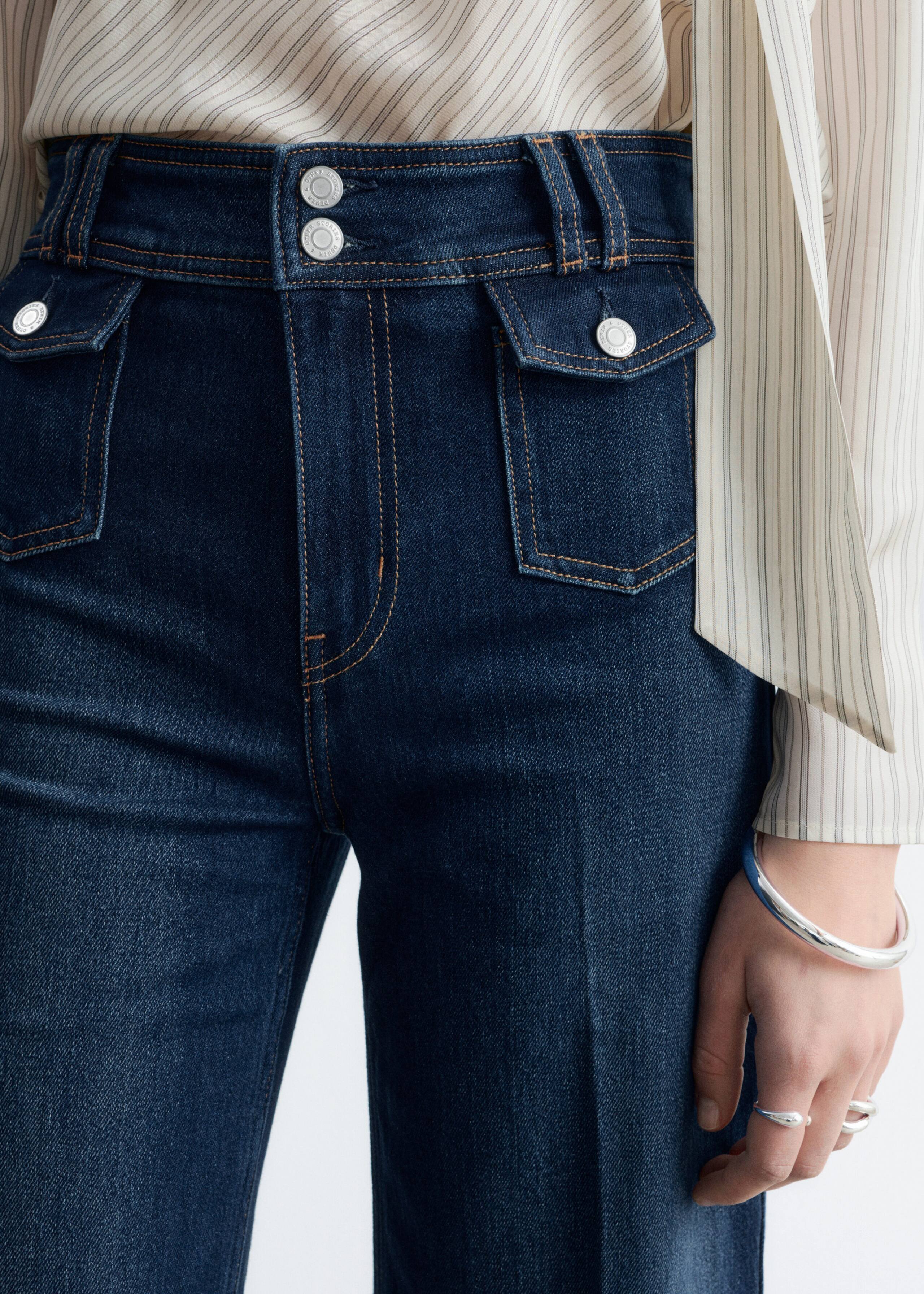 Image of Ausgestellte Jeans mit Bügelfalten