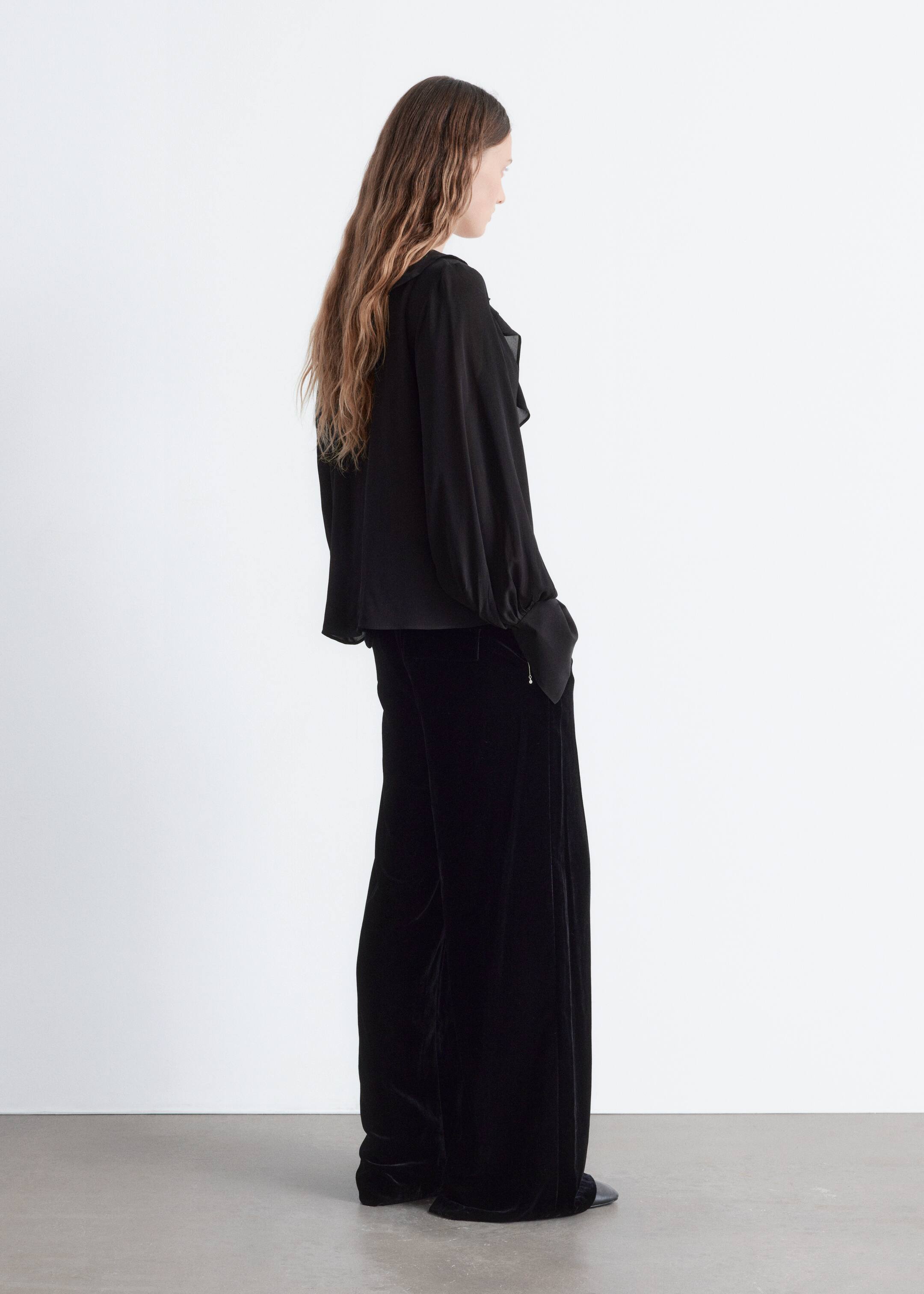 Grösseres Bild ansehen: Bluse mit Rüschen und V-Ausschnitt - Schwarz - DAMEN | H&M CH 4