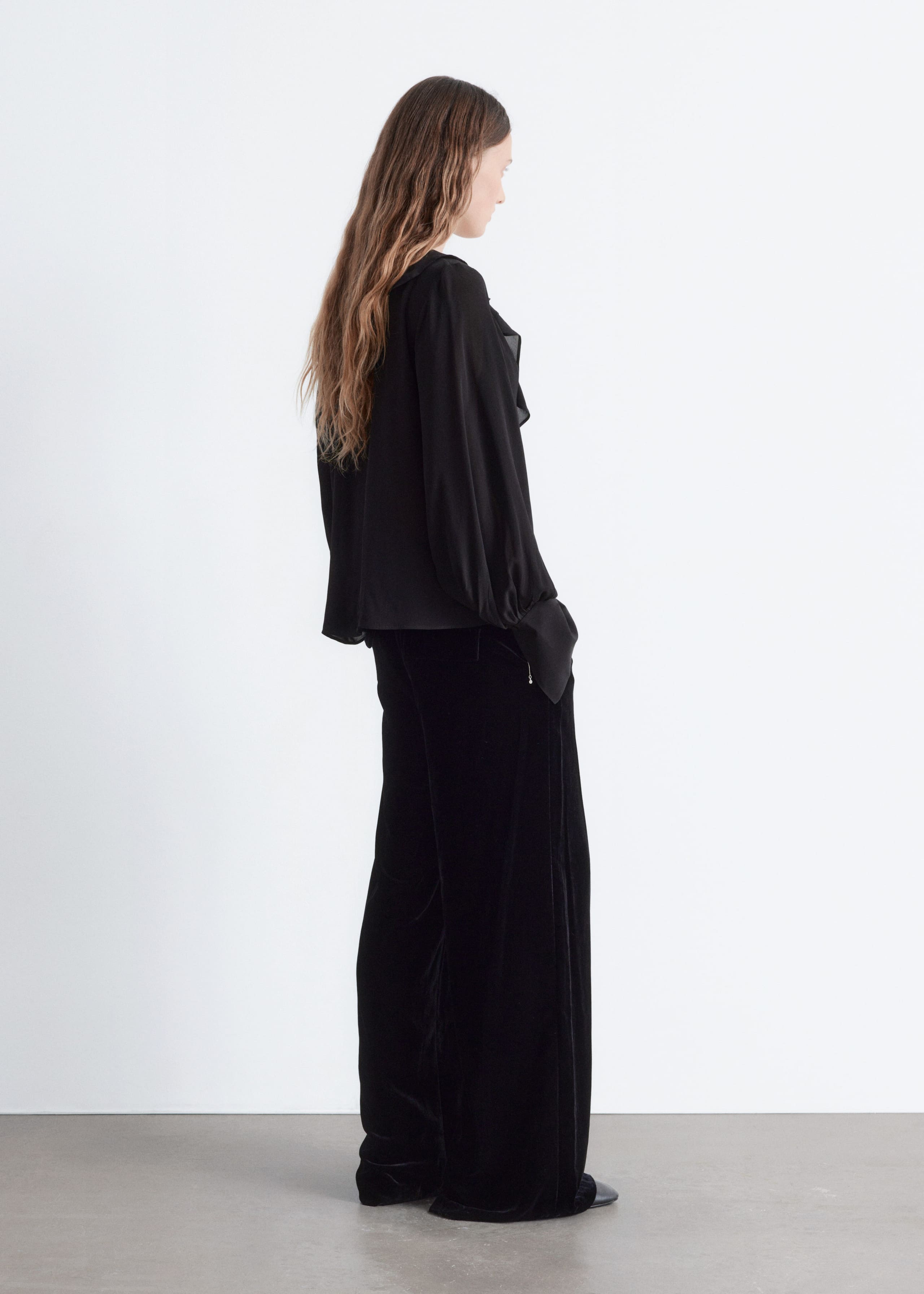 Blouse volantée à col en V - Noir - Lookbook