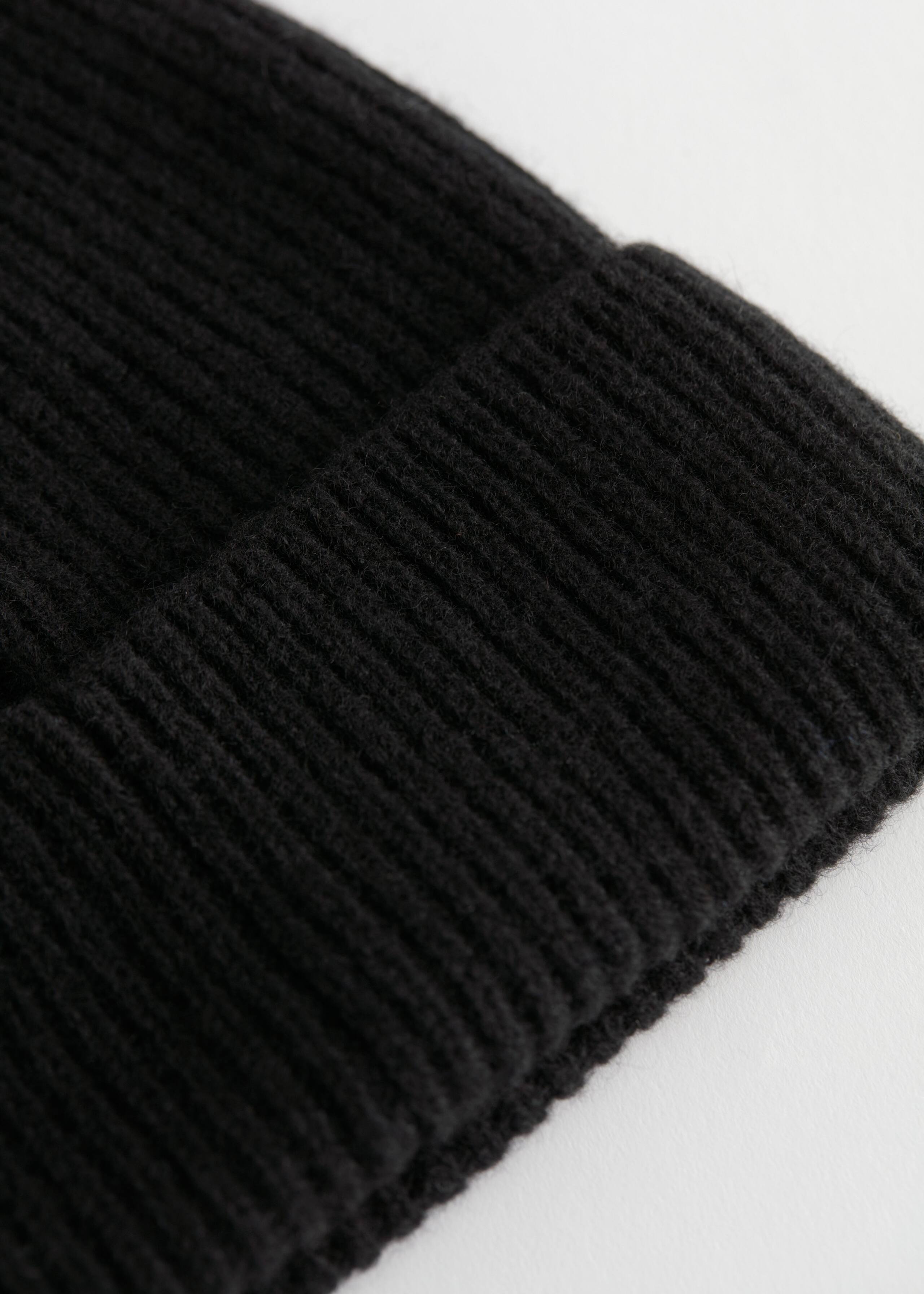 Ribbed Cashmere Knit Beanie - {{variantName}} - Descrizione dettagliata