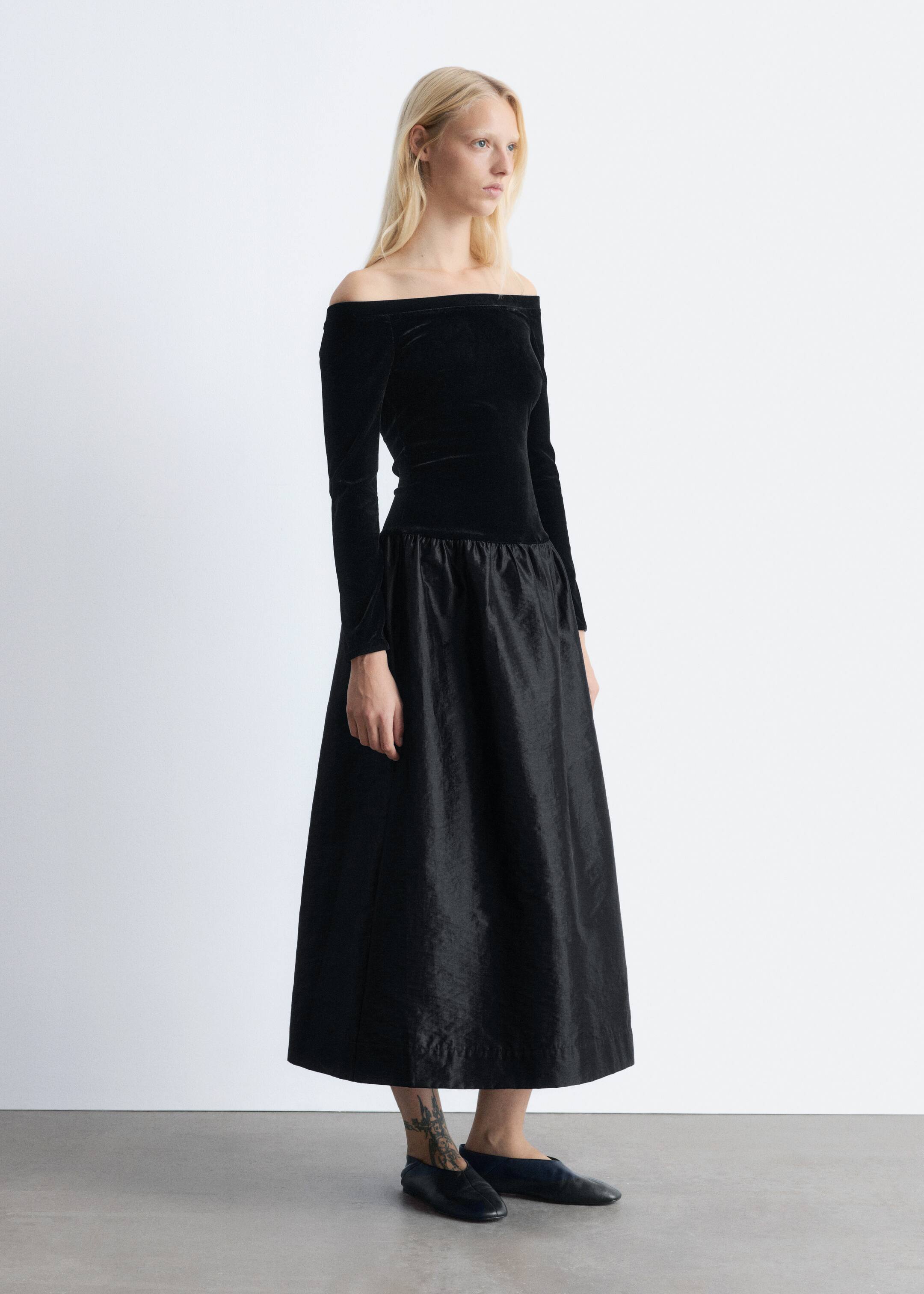 הצגת תמונה גדולה יותר: Off-Shoulder Velvet Midi Dress - שחור - Ladies | H&M IL 3