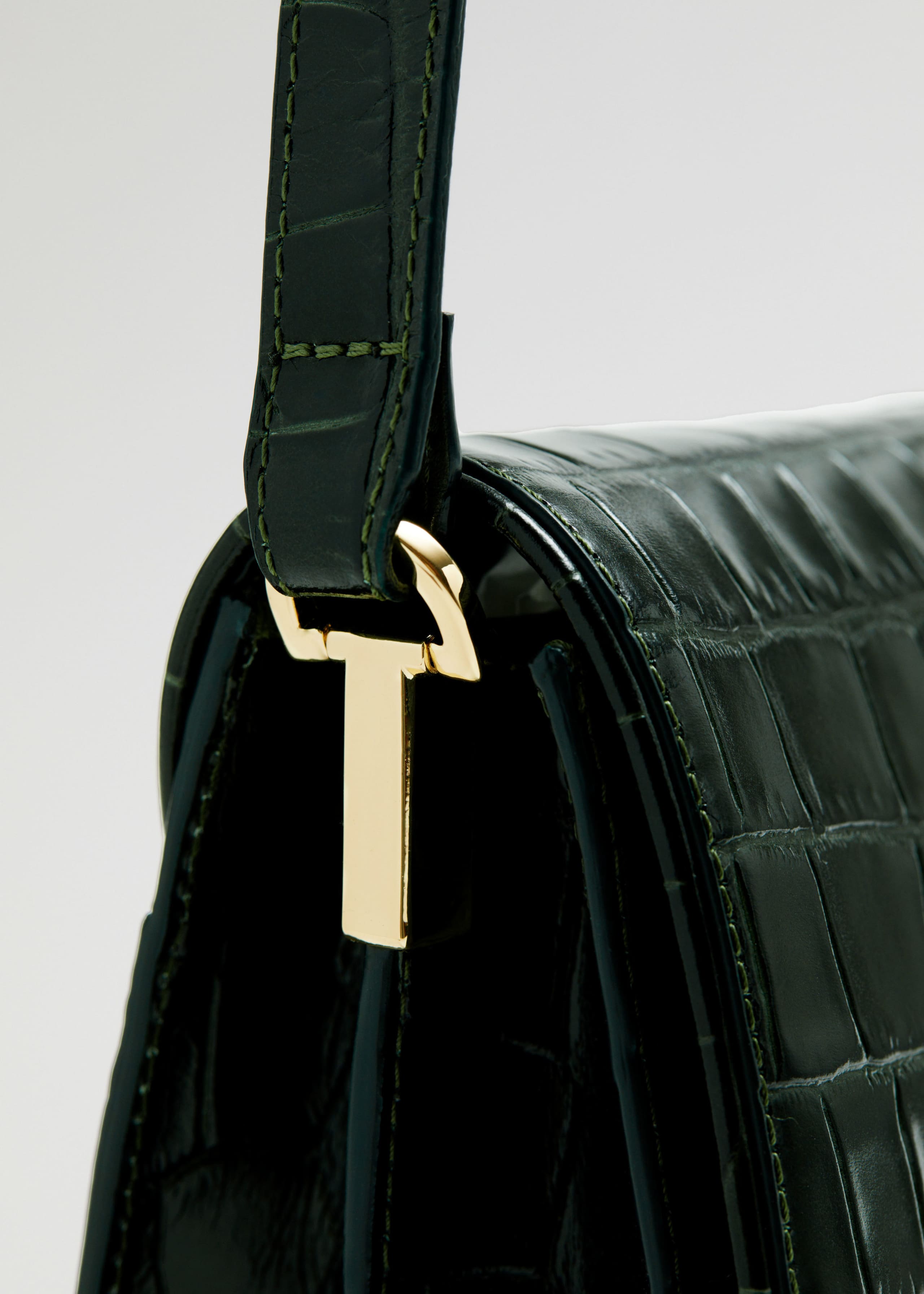 Lederhandtasche in Krokooptik - {{variantName}} - Beschreibendes Detail