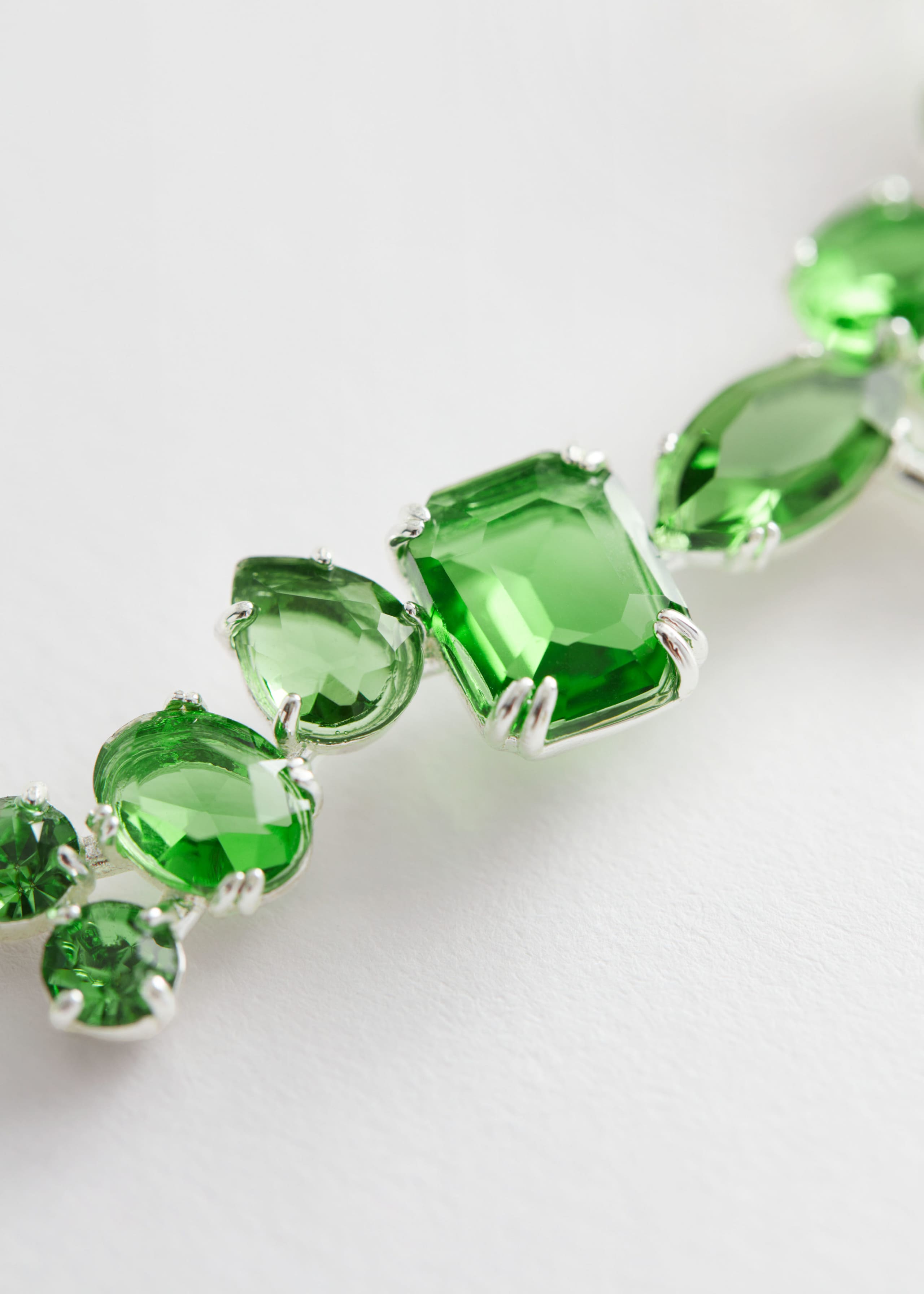 Collier réglable orné de pierres de verre - {{variantName}} - Descriptive Detail