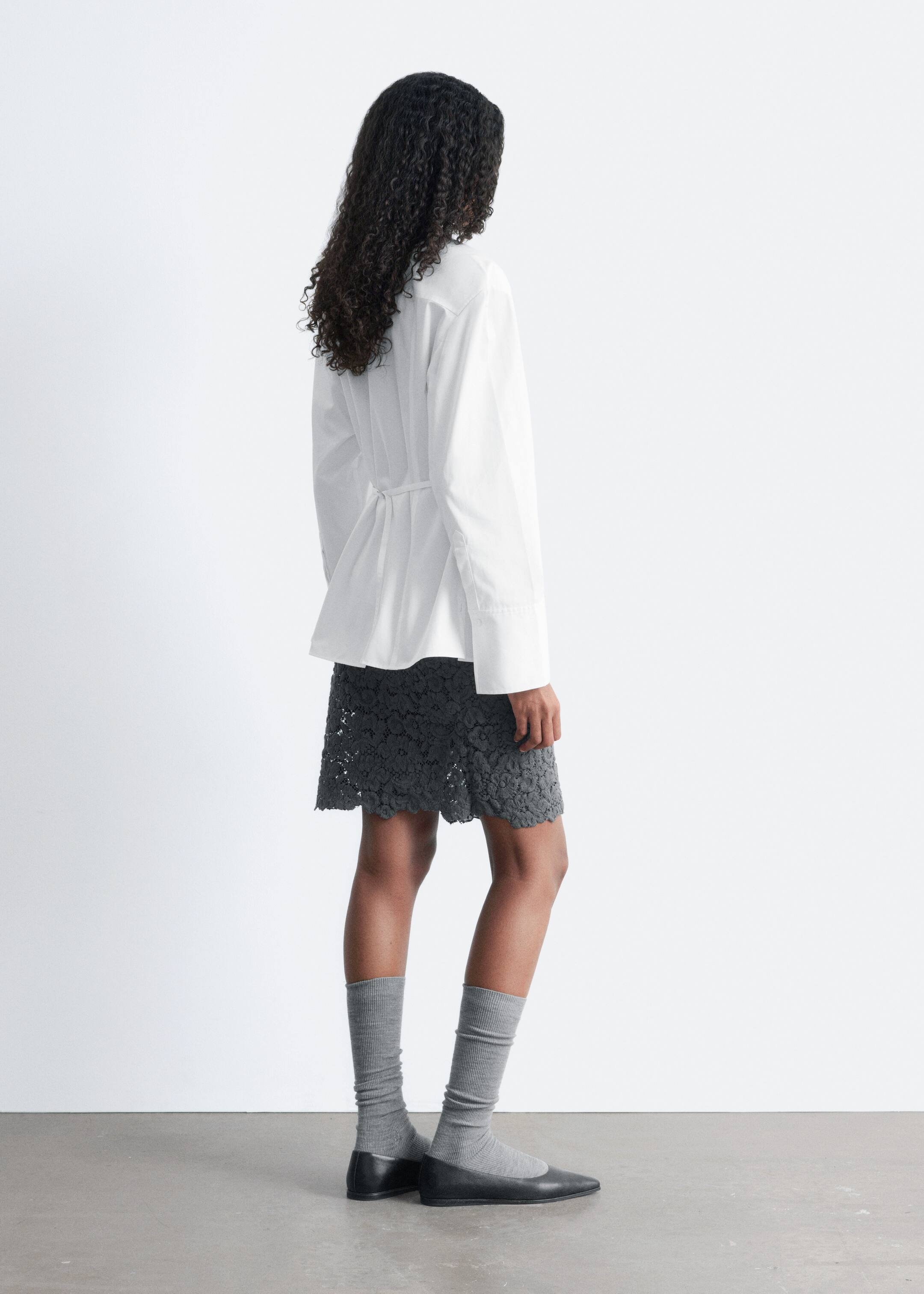 Visa större bild: Avsmalnande skjorta med knytband - Vit - DAM | H&M SE 4