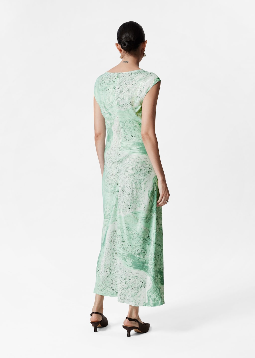 Vestido midi de satén con corte al bies - Verde - Lookbook