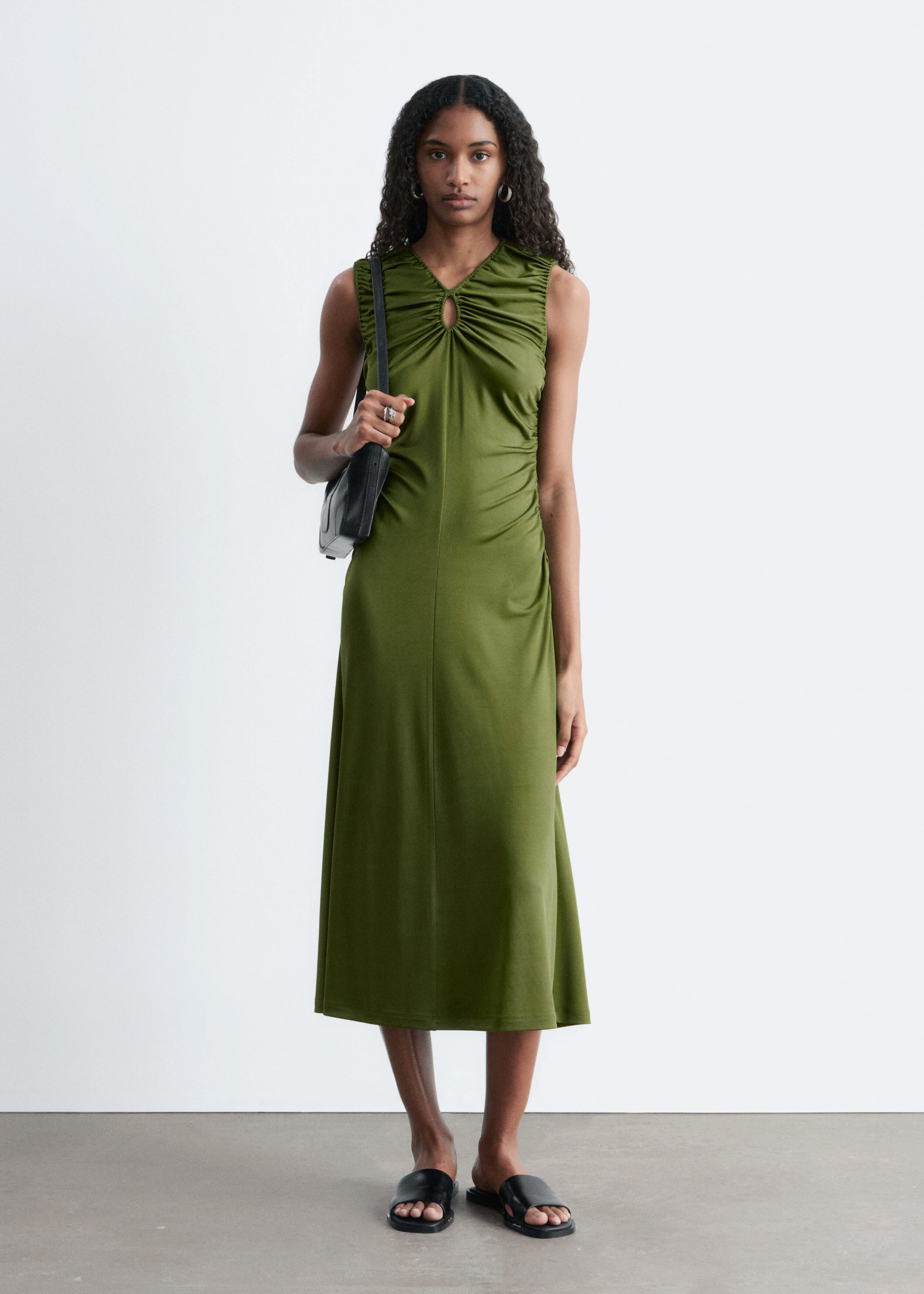 Image of Marszczona sukienka midi z wycięciem na plecach