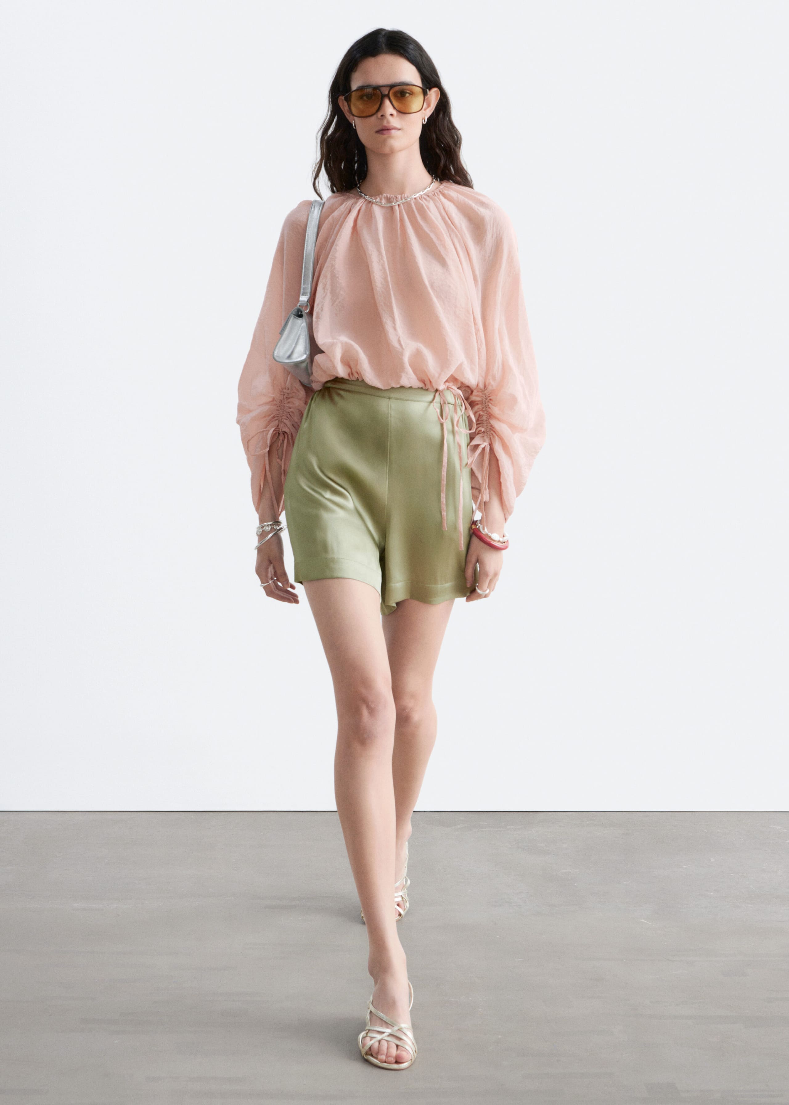 Dra-på-shorts i satin – Ljusgrön – lookbook