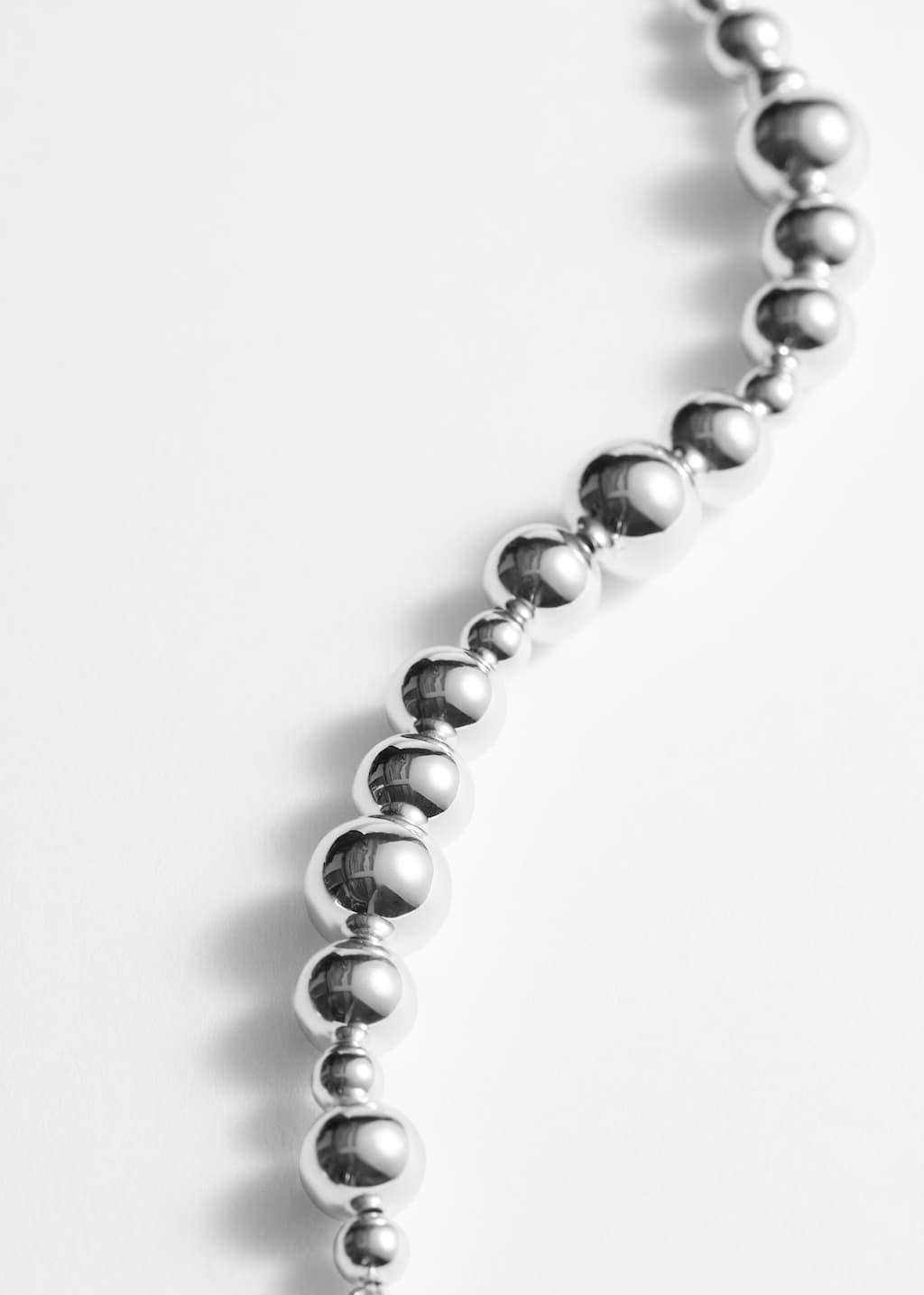 Bracciale con perle asimmetrico - {{variantName}} - Descrizione dettagliata