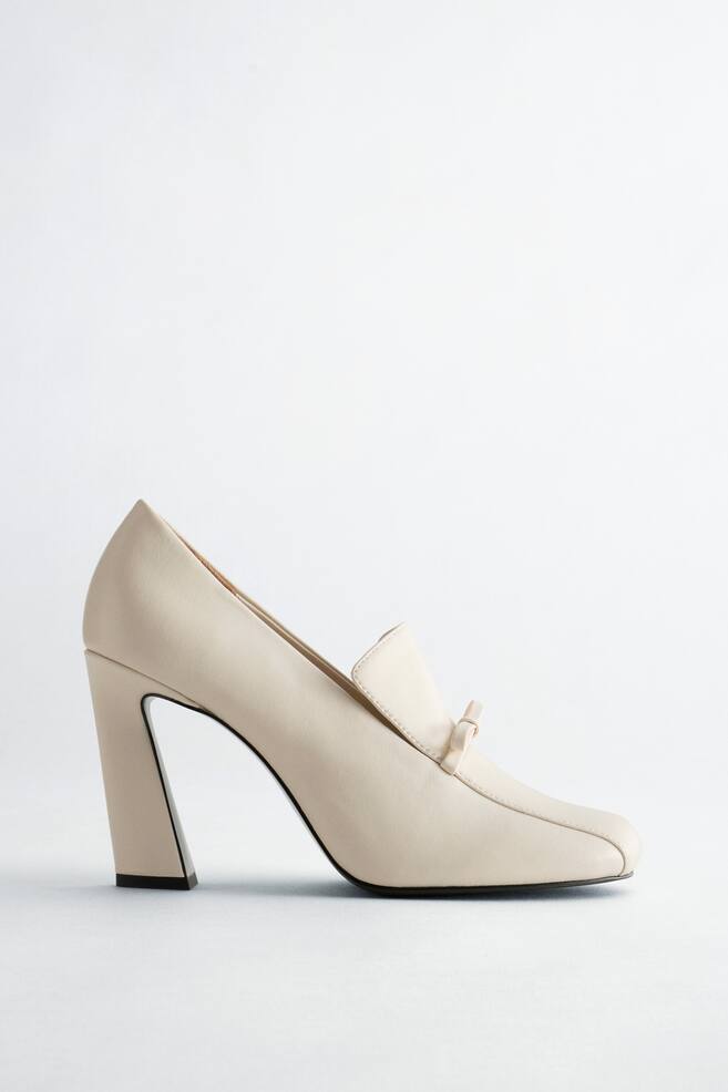 Loafer-Pumps aus Leder - Cremeweiß - 1