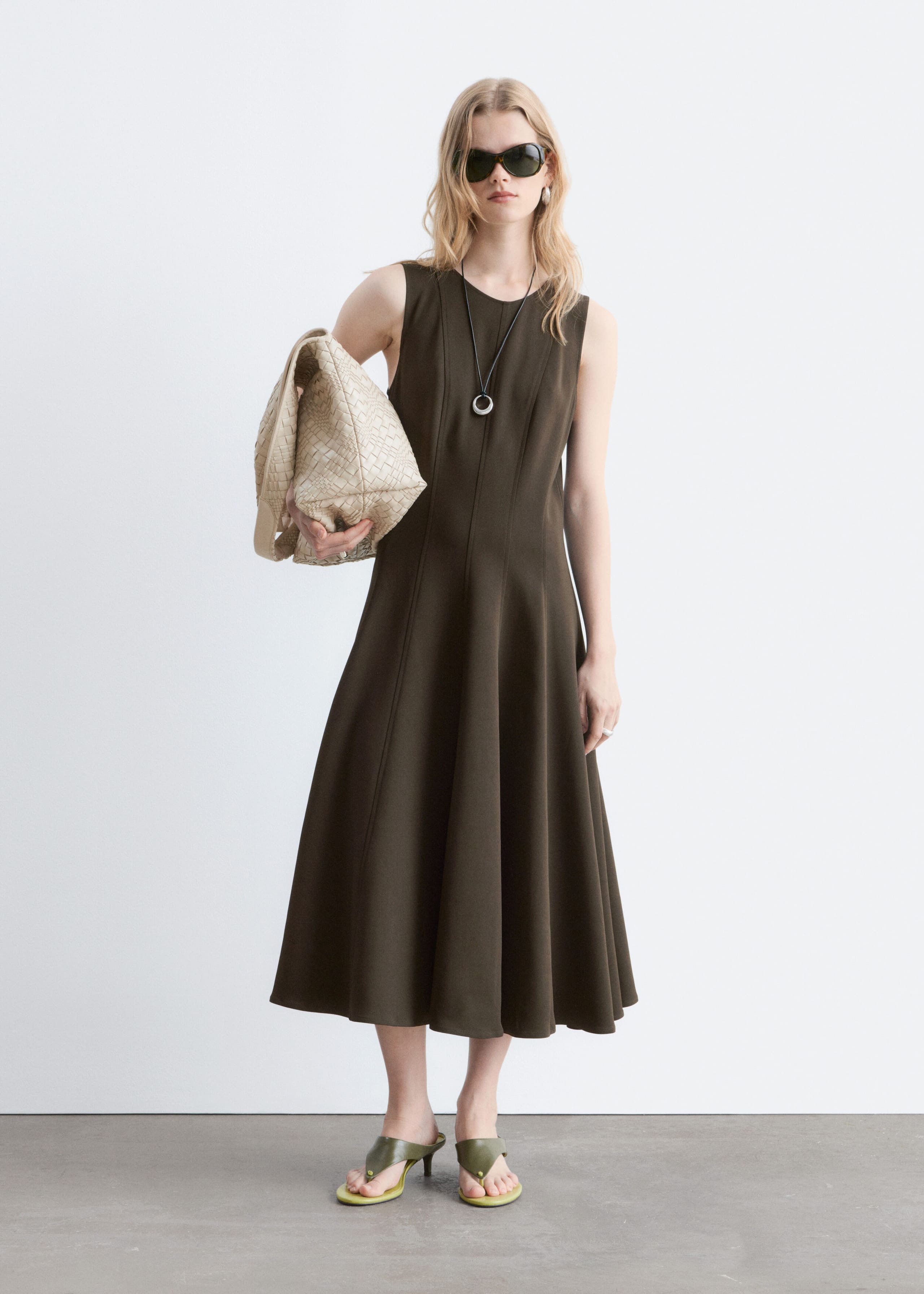Sukienka midi z pionowymi szwami – Ciemnobrązowy – Lookbook