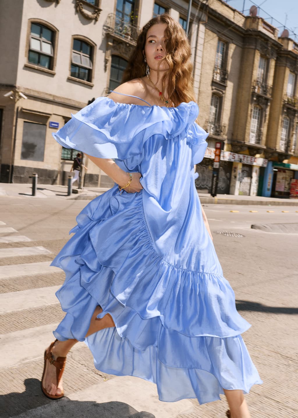 Image of Robe longue à volants aux épaules nues