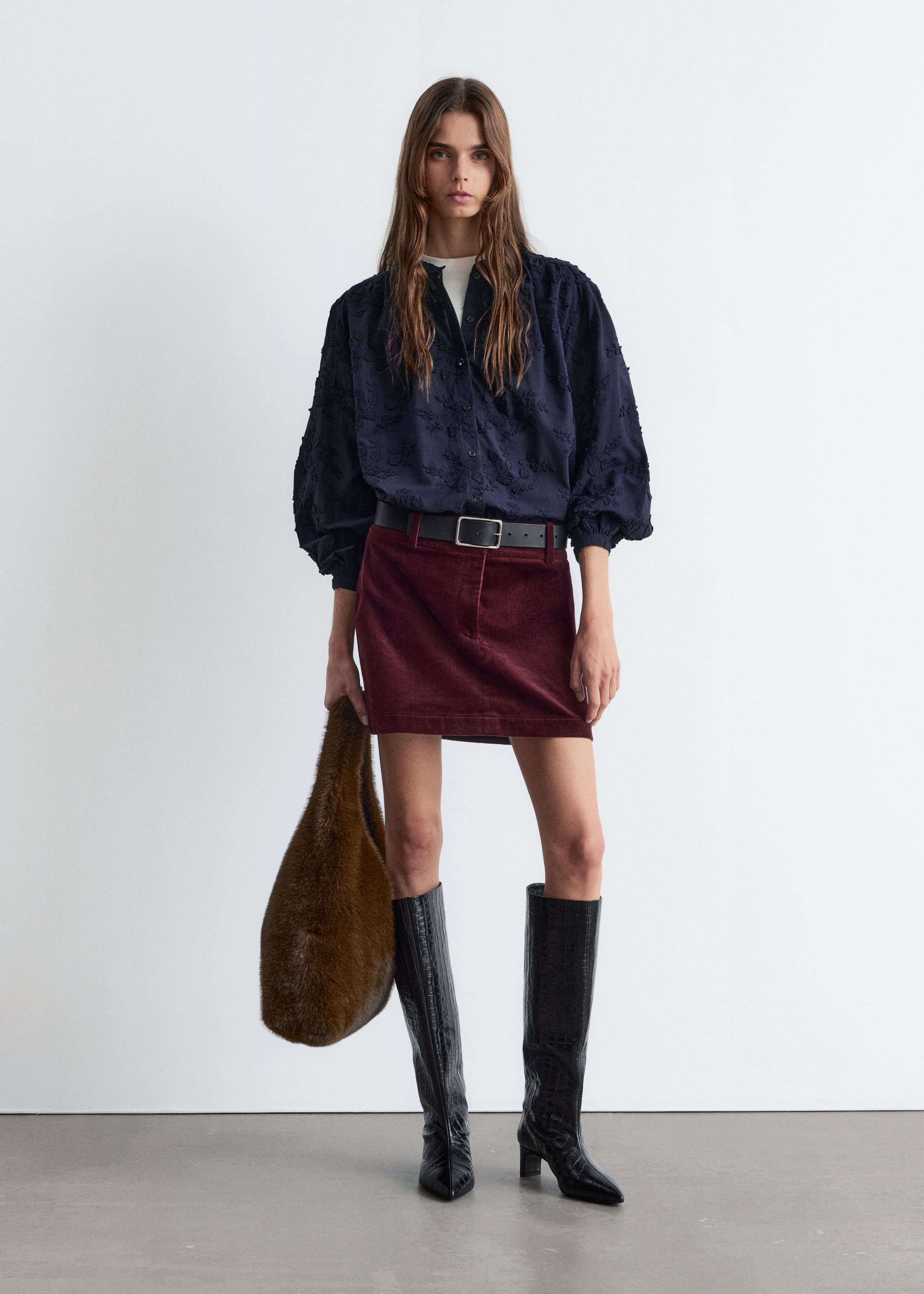 Image of Voluminös blus med blomapplikationer