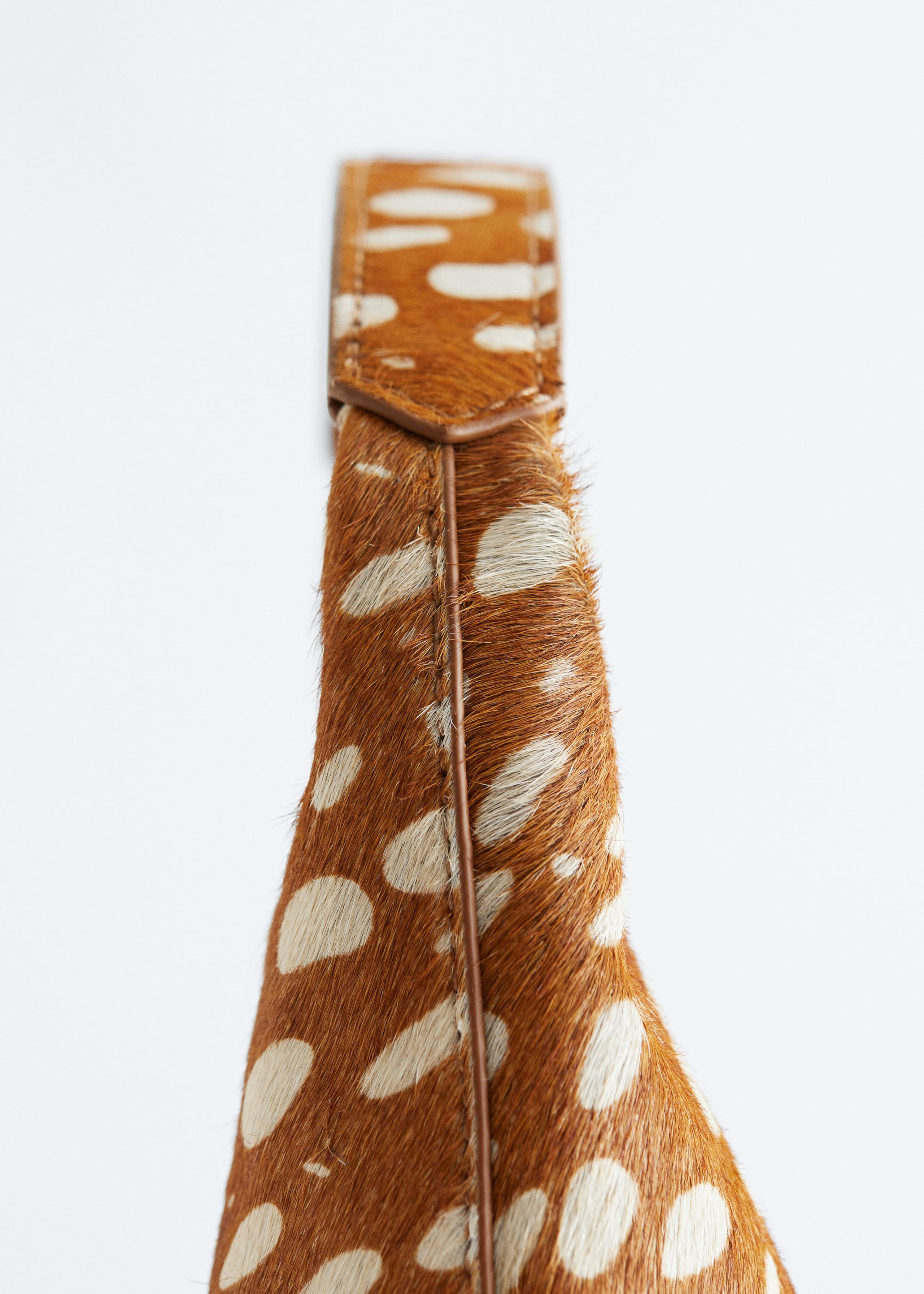 Image of Schultertasche aus griffigem Leder