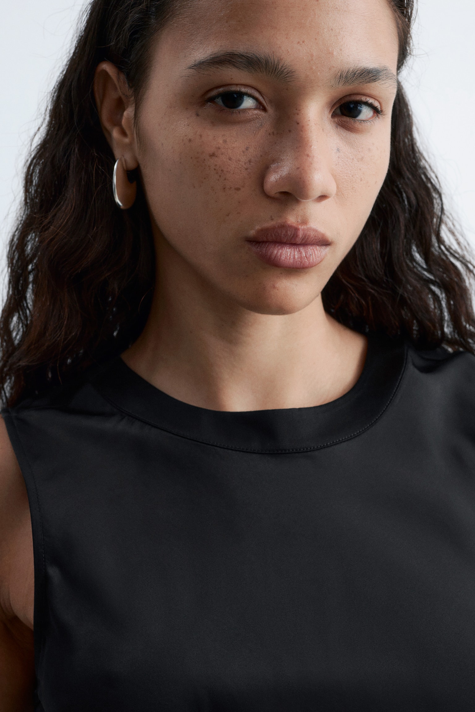 Abito midi in raso asimmetrico - Nero/Rosa polvere - 7