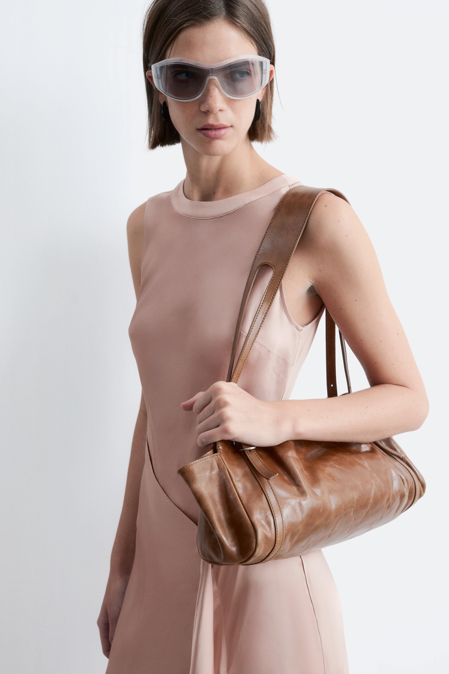 Abito midi in raso asimmetrico - Rosa polvere/Nero - 3