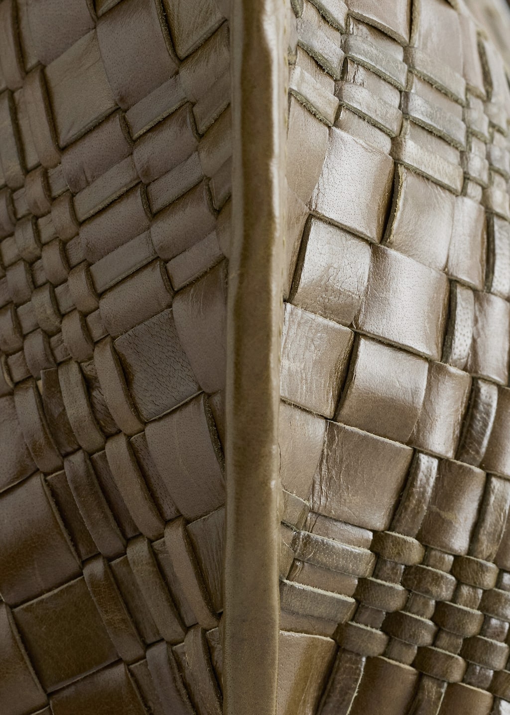 Image of Crossbodyväska i flätat läder