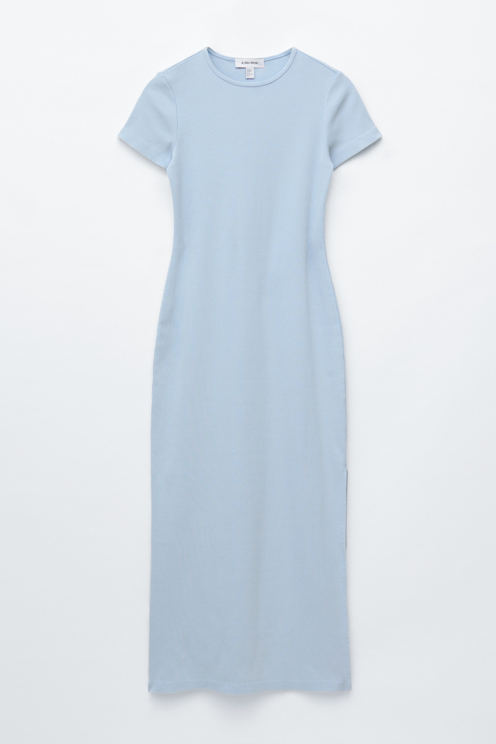 Zobraziť väčší obrázok: Svetlomodré midi šaty sú položené naplocho, ukazujú svoju prednú stranu so štíhlym strihom. Majú krátke rukávy, okrúhly výstrih, rebrovanú textúru po celom povrchu a vysoký rozparok na pravej strane midi sukne.