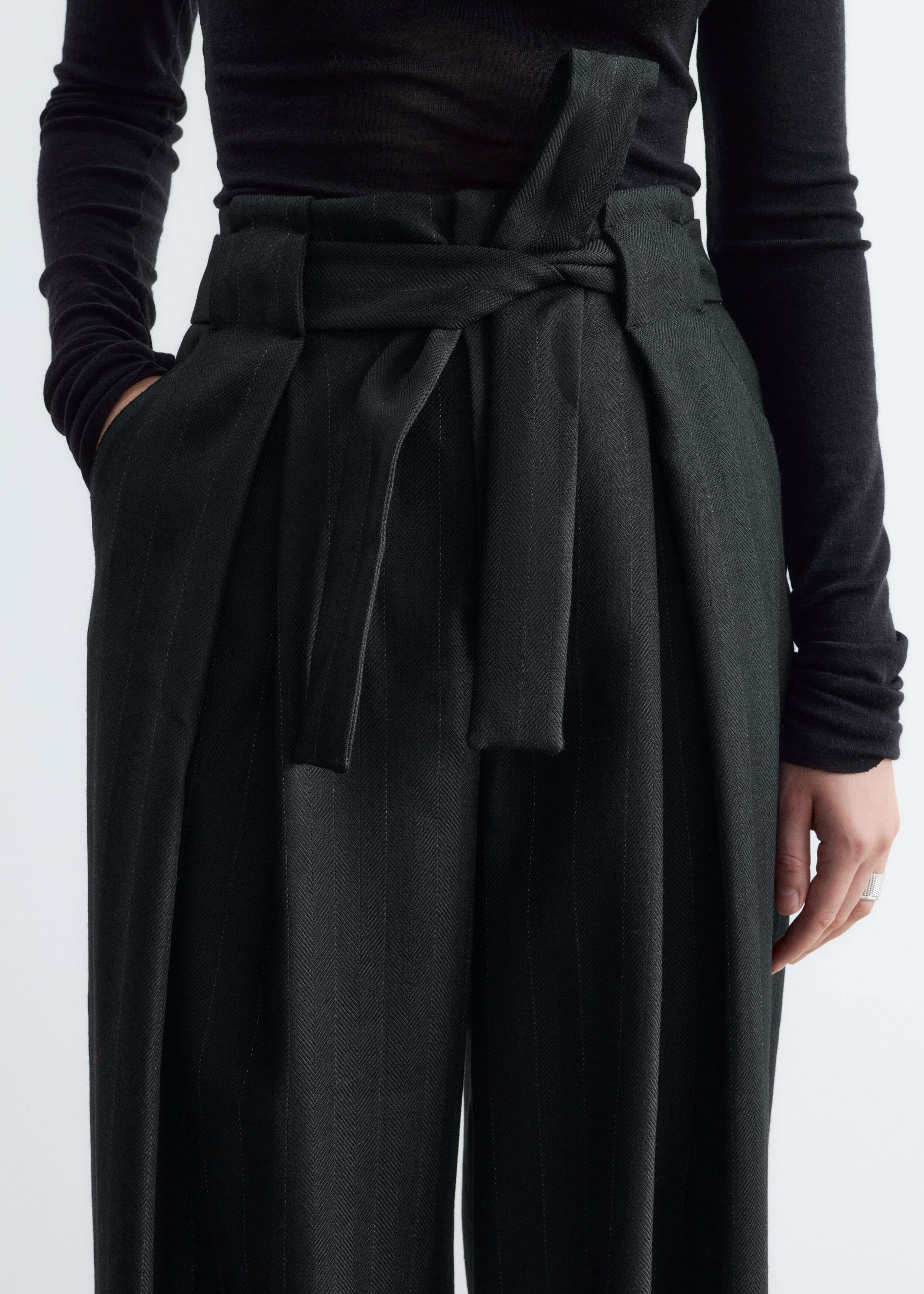 Paperbag-Hose aus Wolle - Schwarz - Lookbook