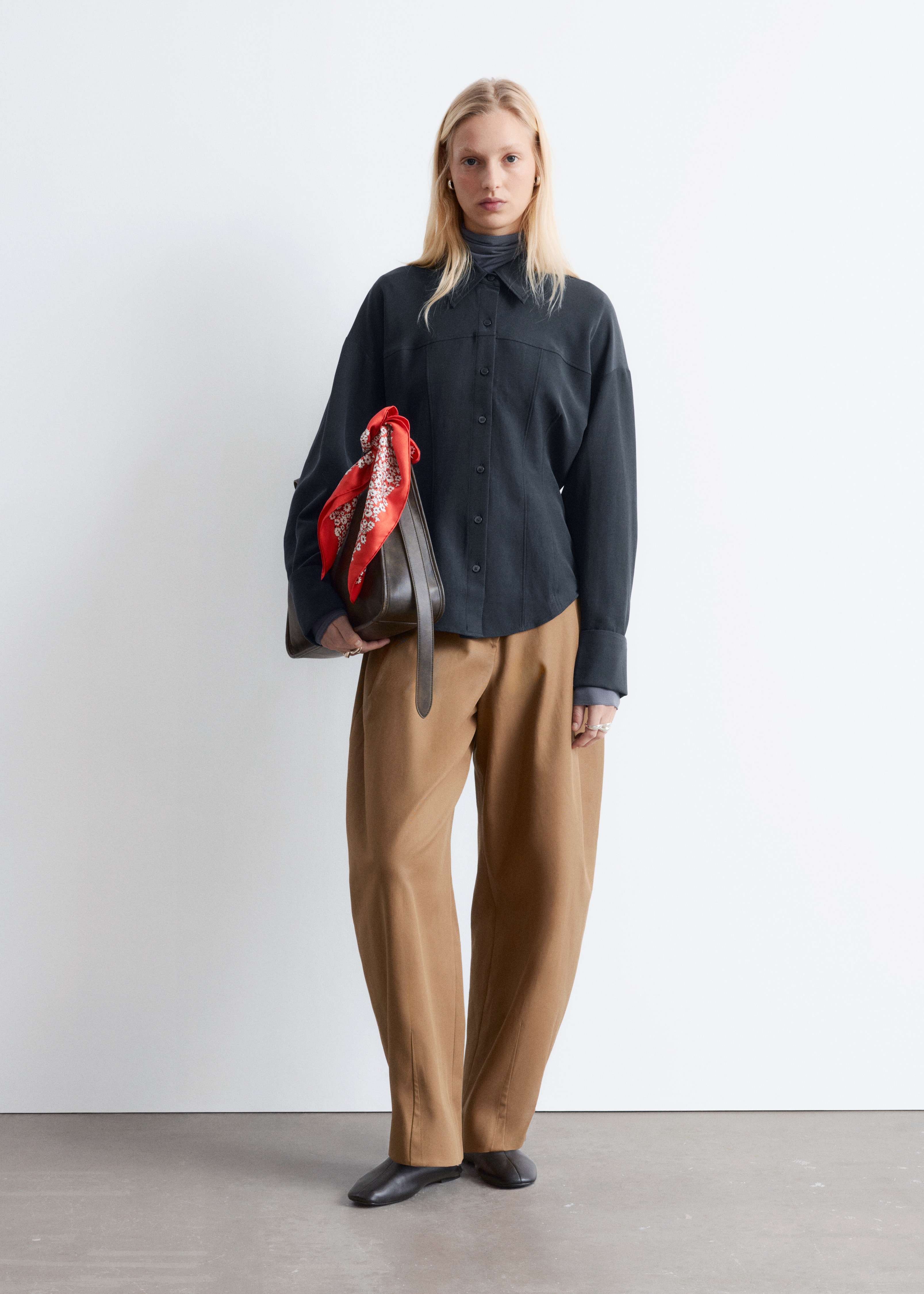 Figursyet skjorte med ballonærmer - Sort/Mørk kakigrøn