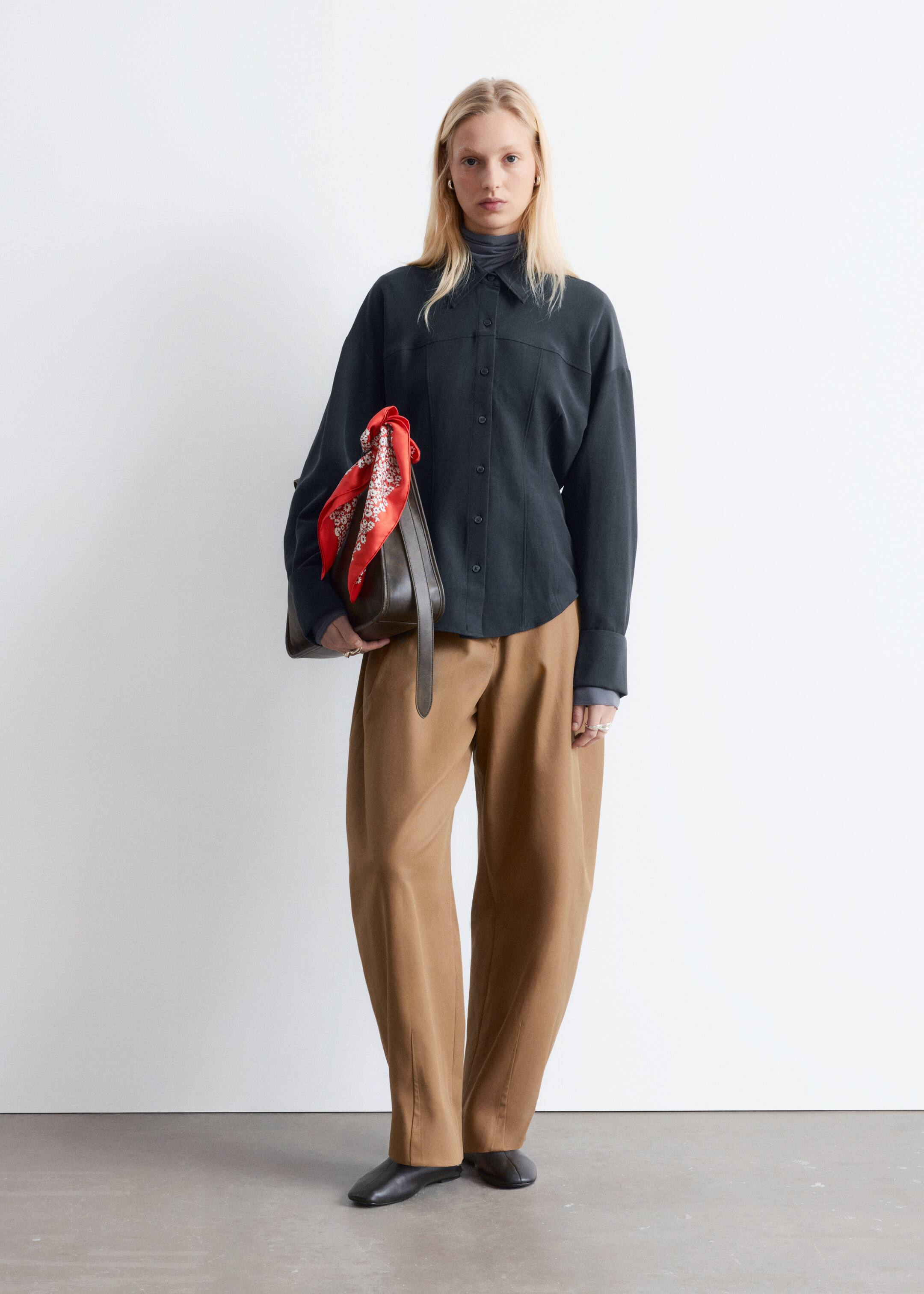 Größeres Bild ansehen: Schmal zulaufendes Hemd mit Ballonärmeln - Schwarz - Ladies | H&M DE 1