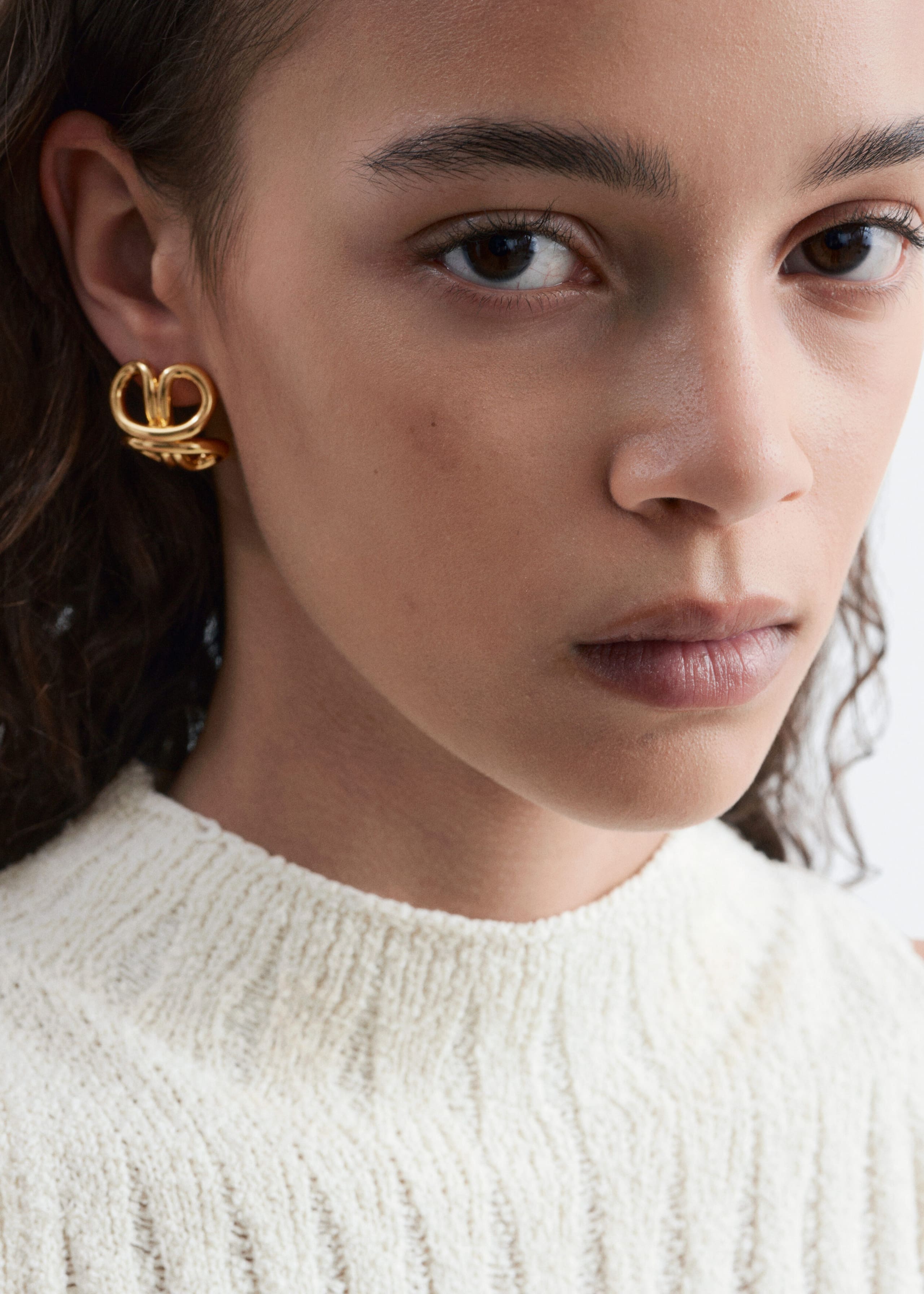 Pendientes de botón con curvas entrelazadas - Oro - Lookbook