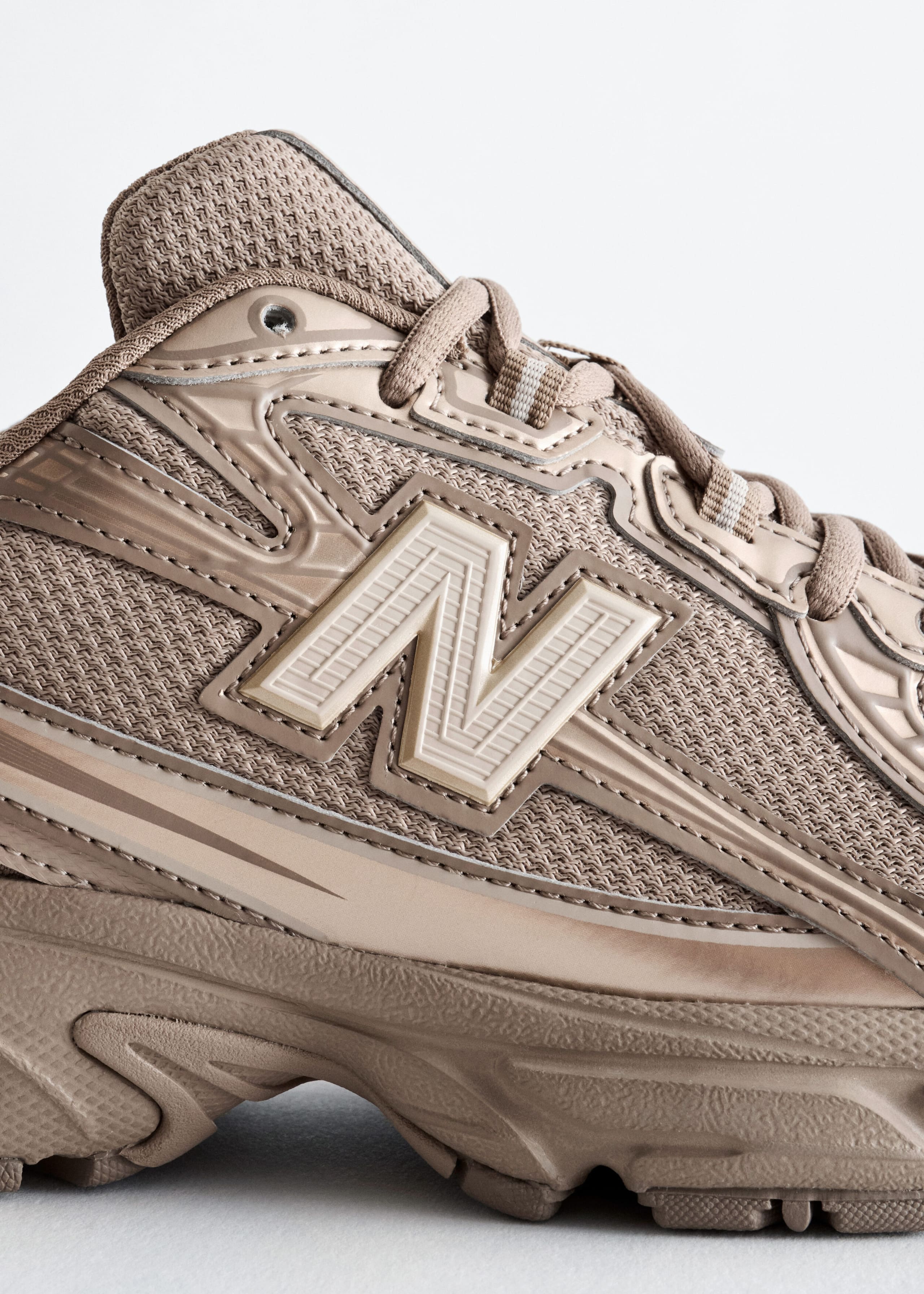 New Balance 740 Sneakers - {{variantName}} - Descriptive Detail