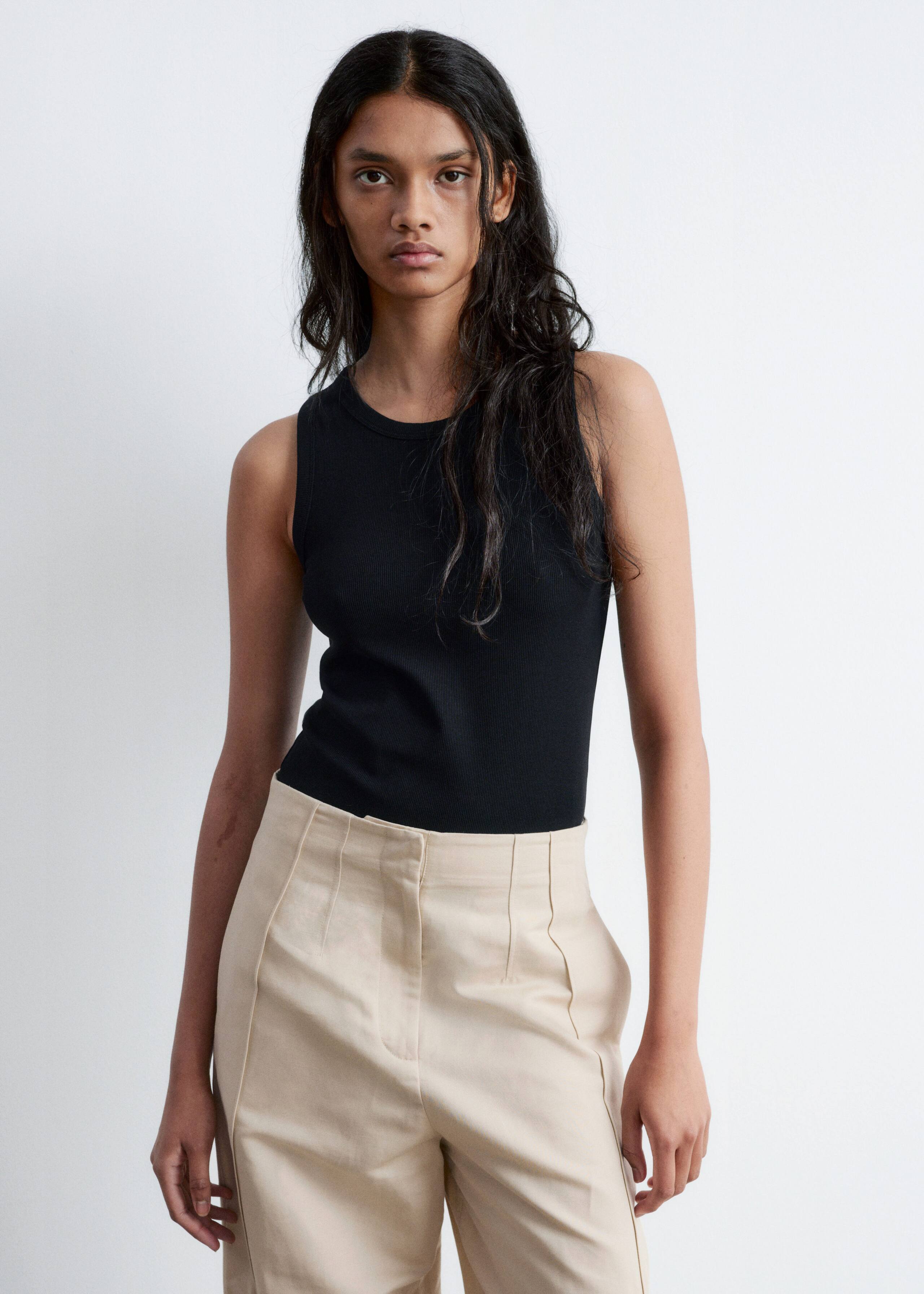Figurbetontes Tanktop - Schwarz - Lookbook
