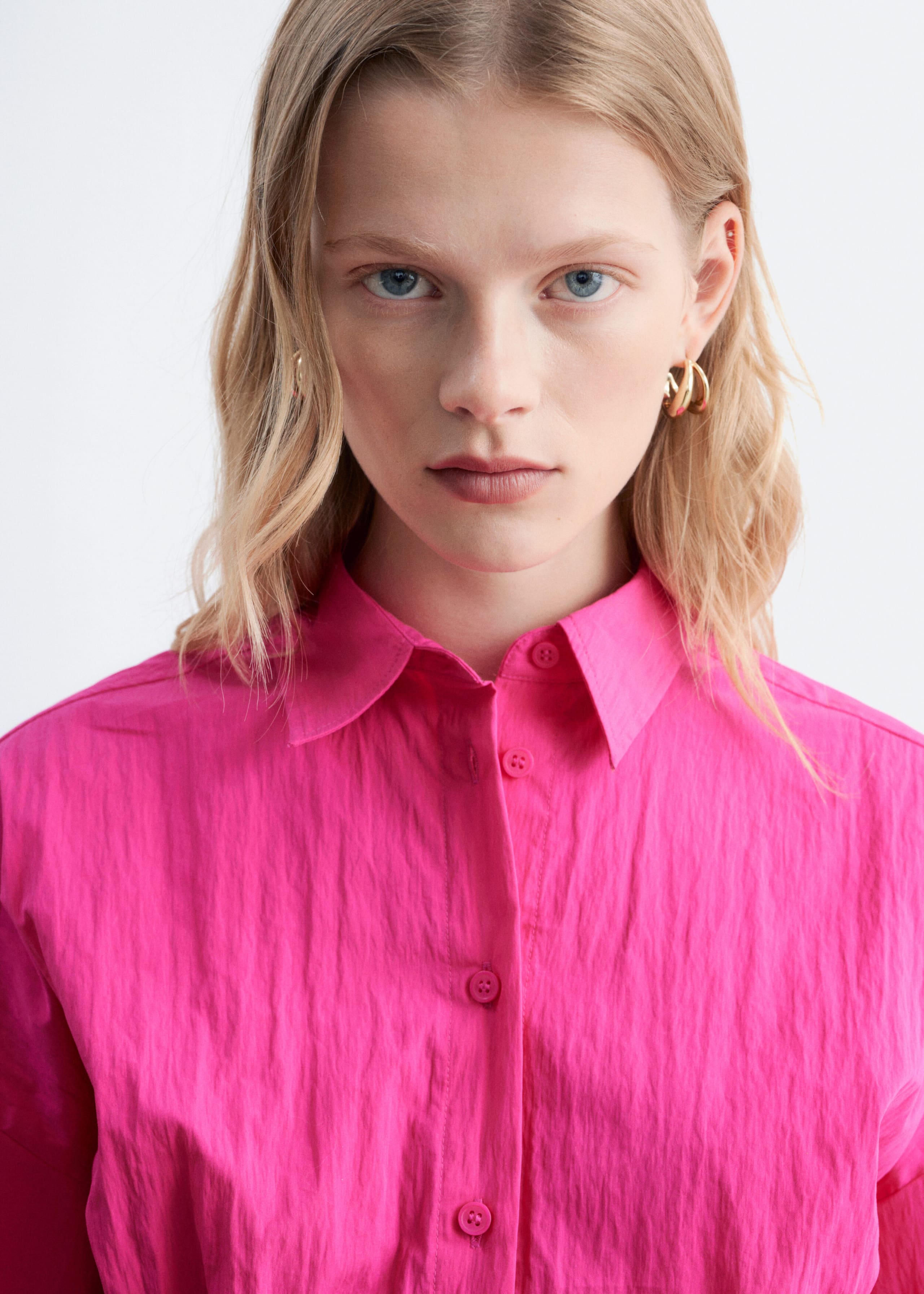 Verkürztes Hemd mit Falten am Saum - Bright Pink - Lookbook