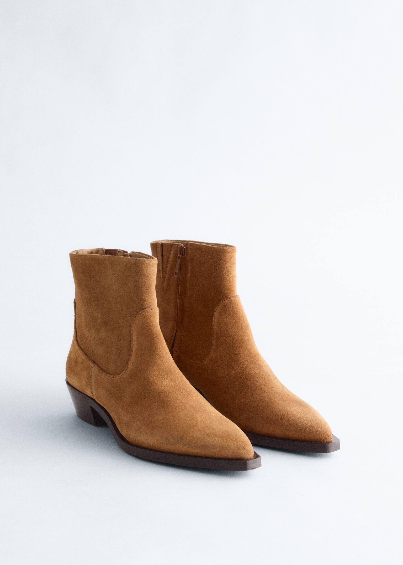 Ankle Boots aus Leder mit spitzer Zehenpartie - Beigefarbenes Veloursleder - 4