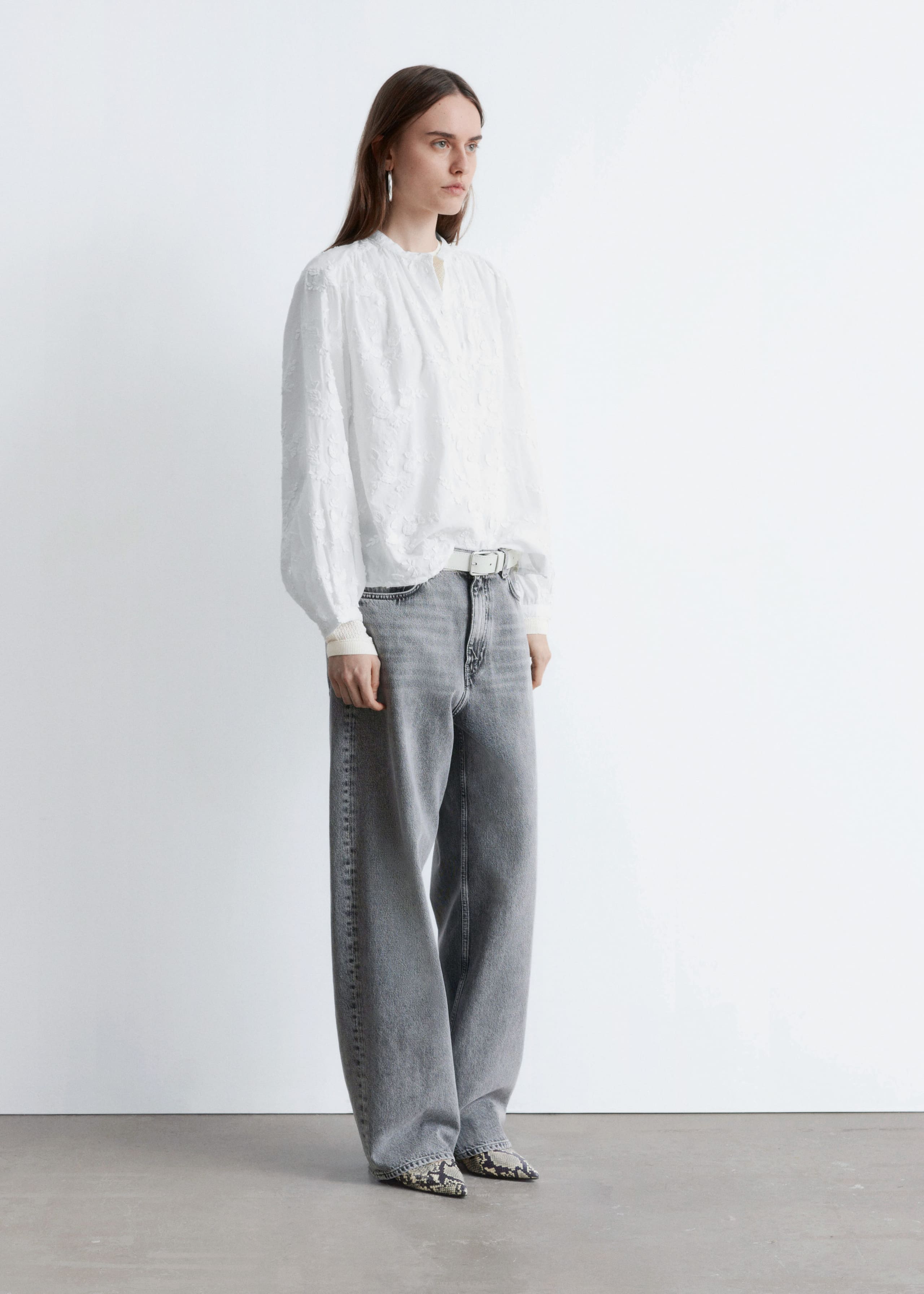 Image of Blusa voluminosa con apliques florales