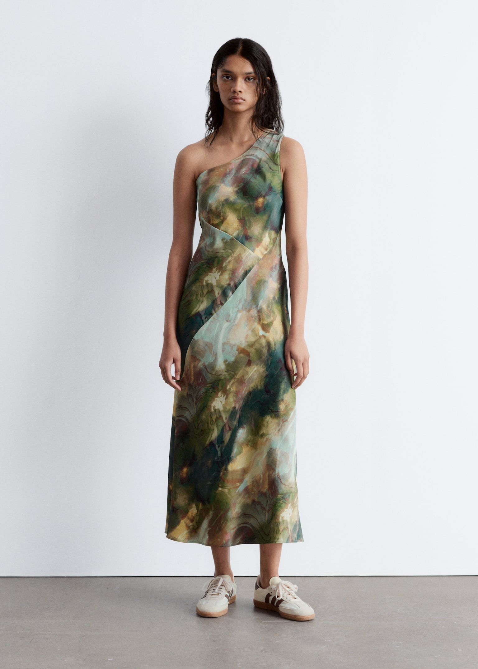 Vestido midi de satén de un solo hombro - Estampado abstracto/Negro